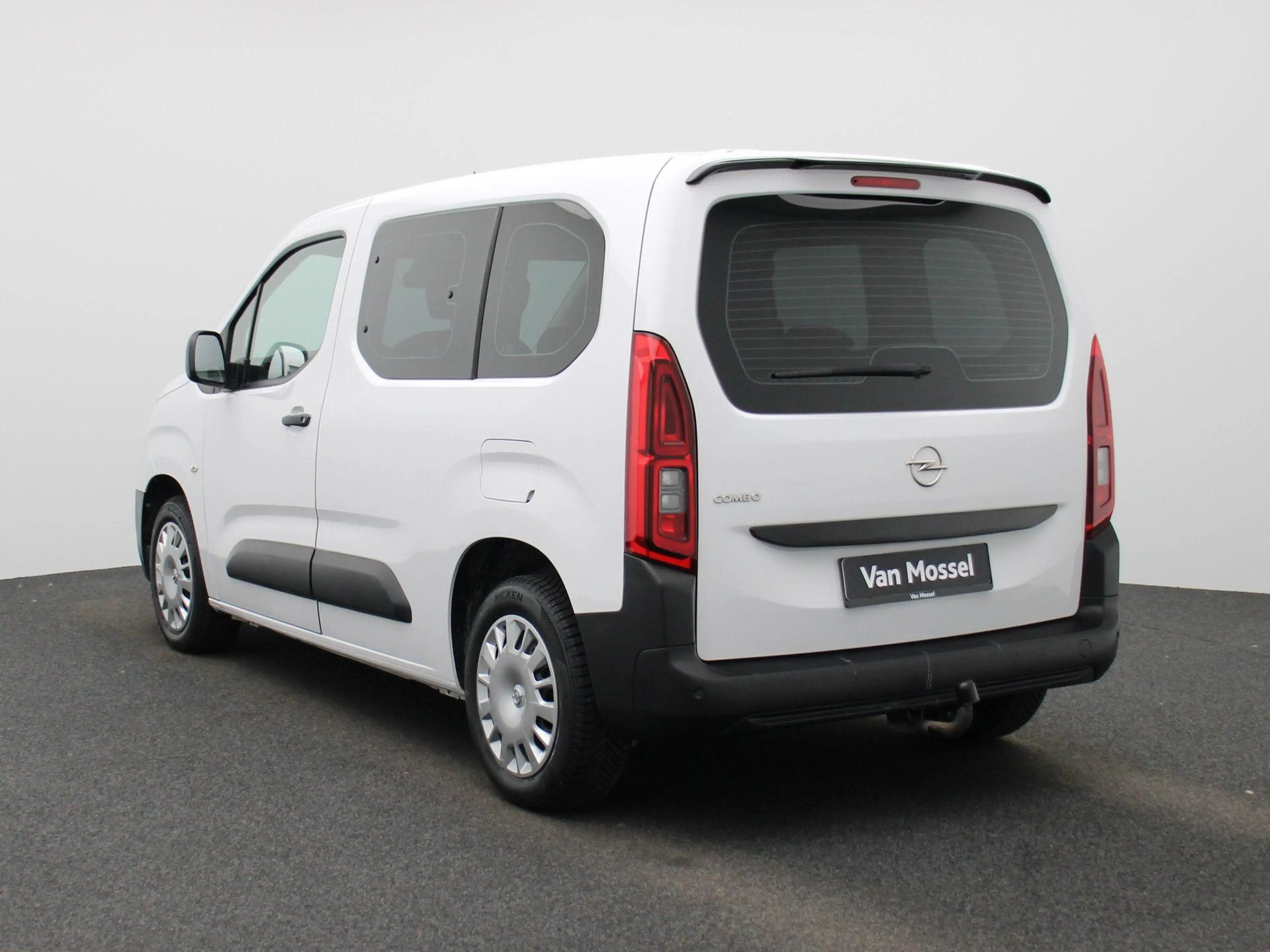 Opel Combo Life 1.5 Turbo D 100 MT6 Edition — photo 2