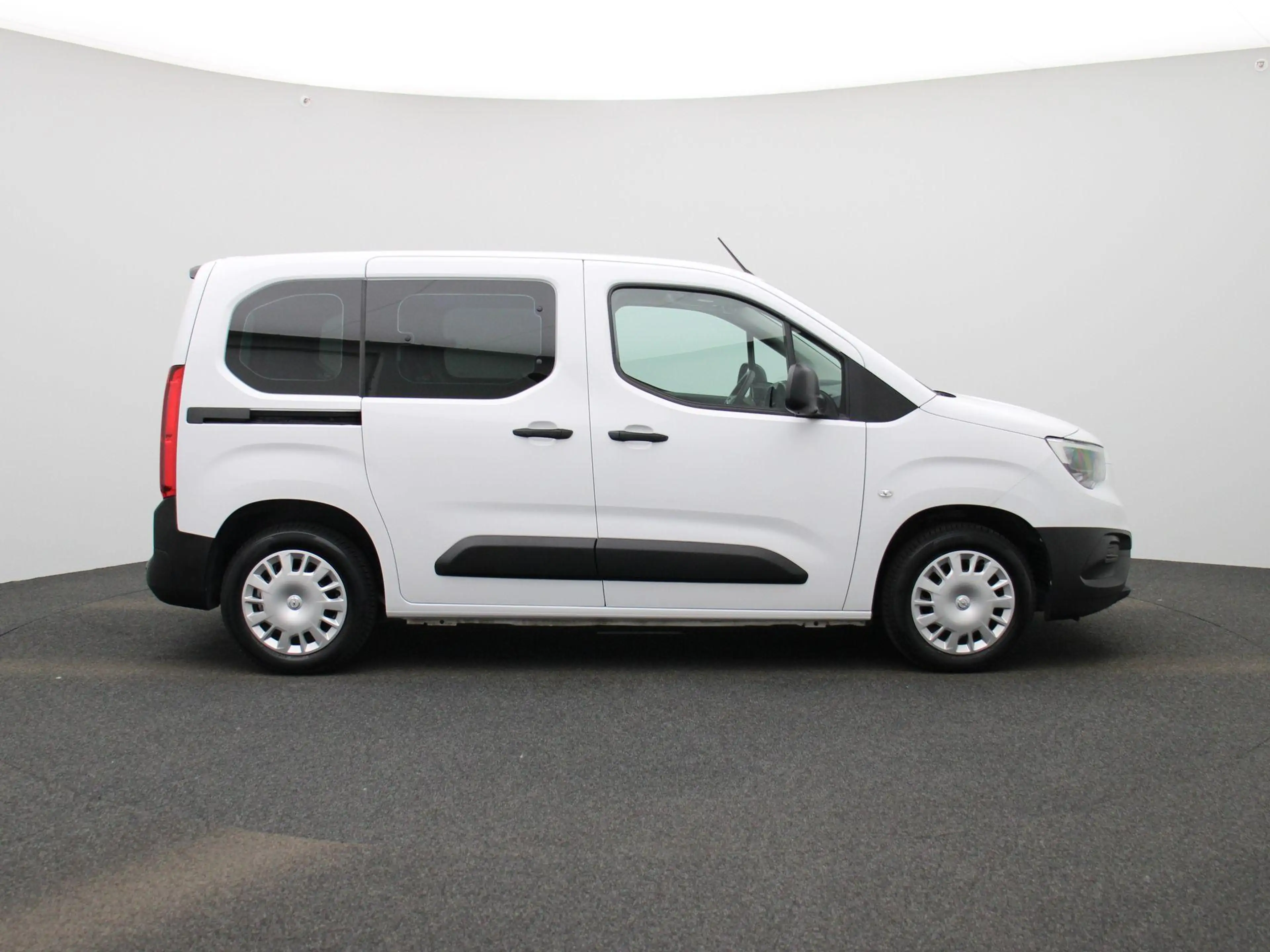 Opel Combo Life 1.5 Turbo D 100 MT6 Edition — photo 6