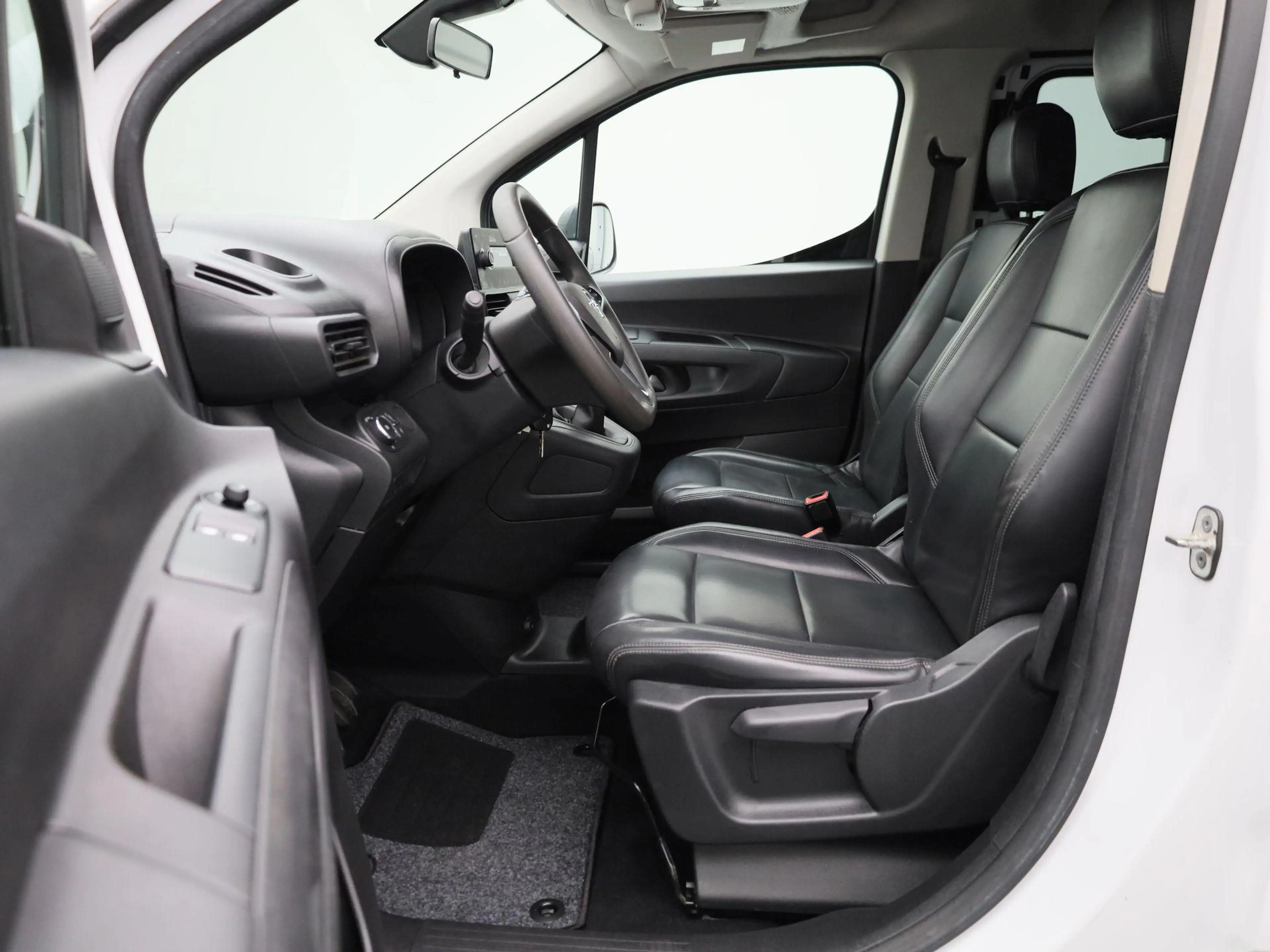 Opel Combo Life 1.5 Turbo D 100 MT6 Edition — photo 12