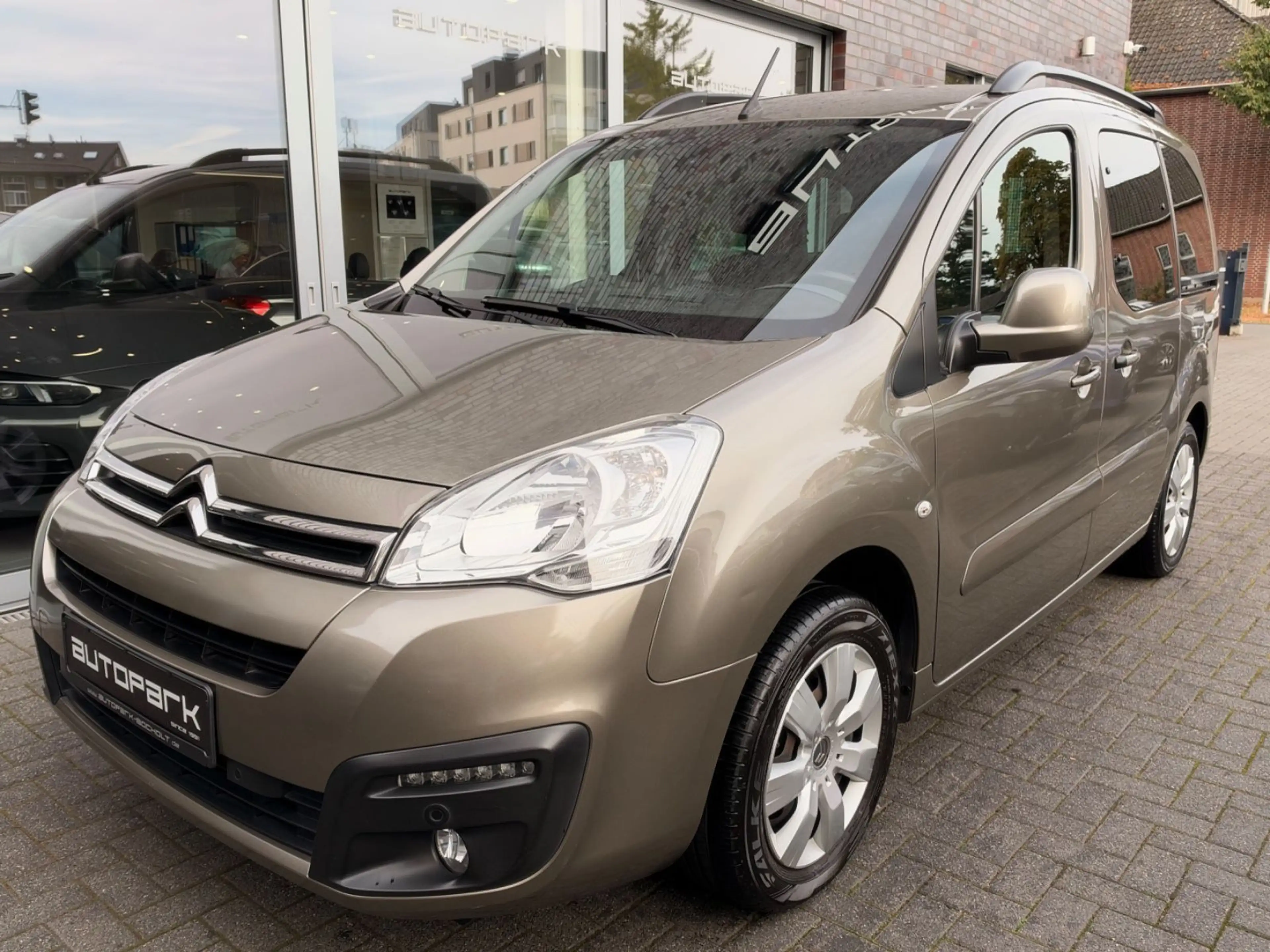 Citroen Berlingo 1.2 Kombi Shine Navi AHK