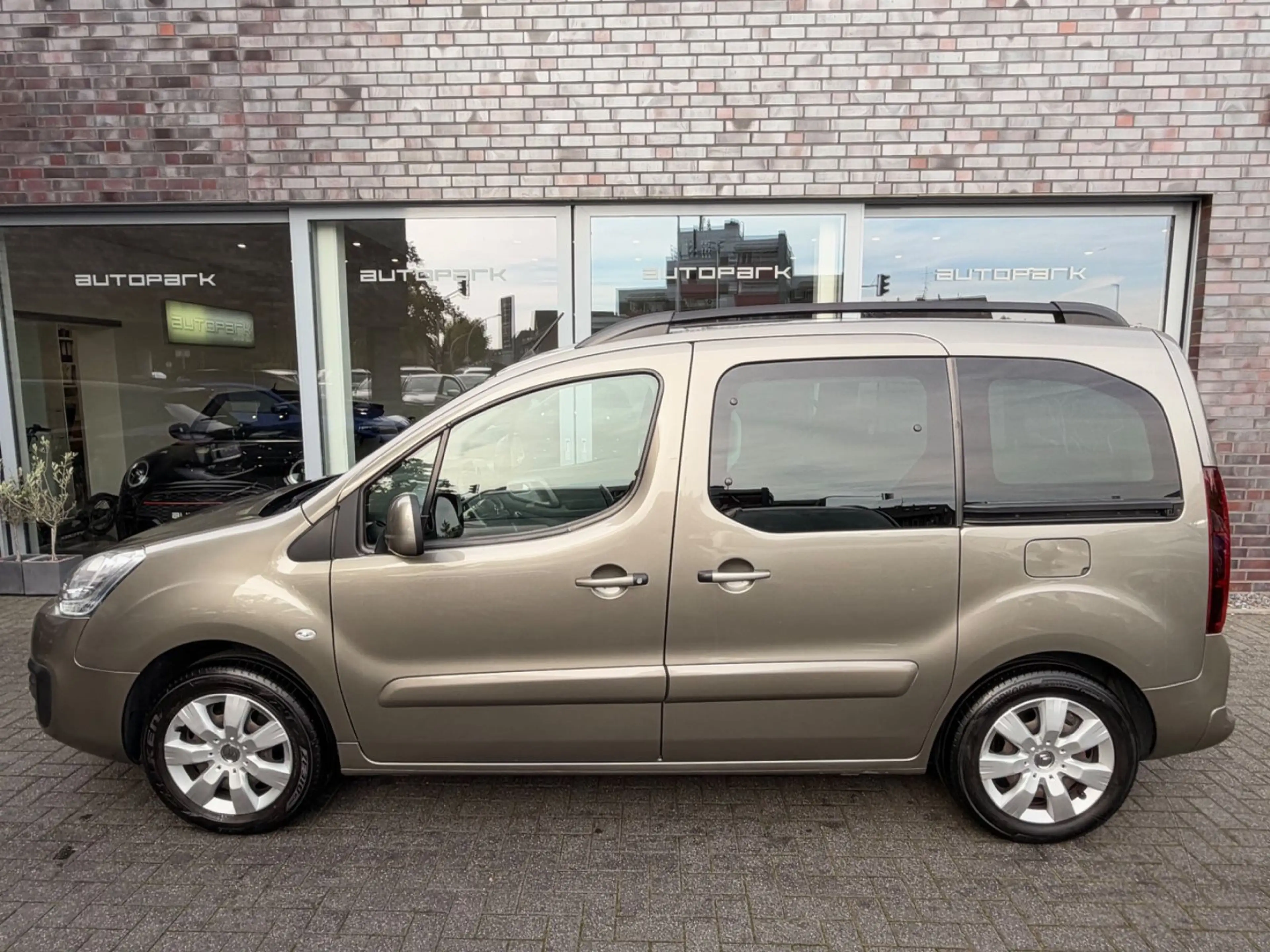 Citroen Berlingo 1.2 Kombi Shine Navi AHK — photo 10