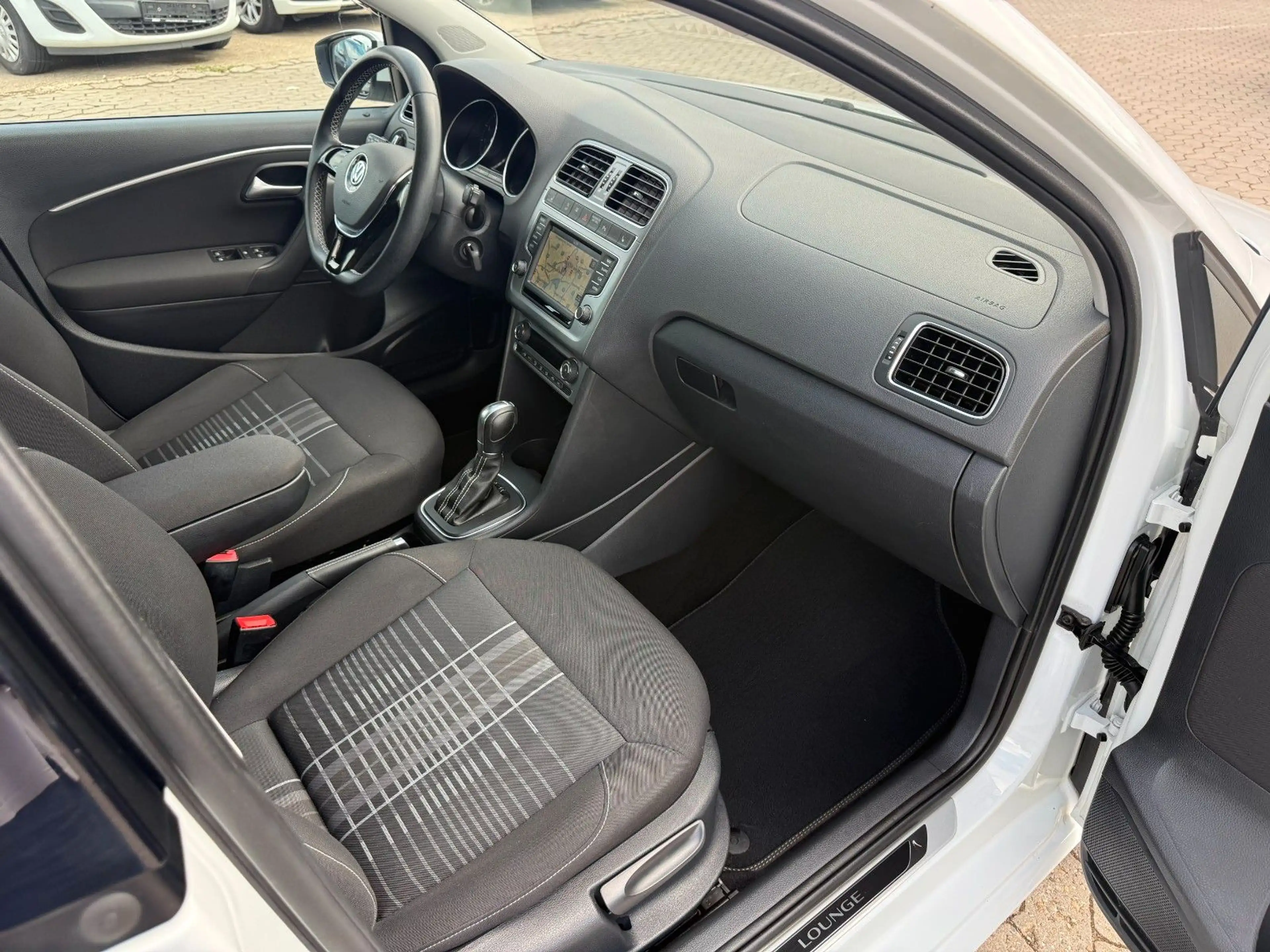 Volkswagen Polo POLO V LOUNGE / AUTOMATIK / 1 HAND / PDC / — photo 9