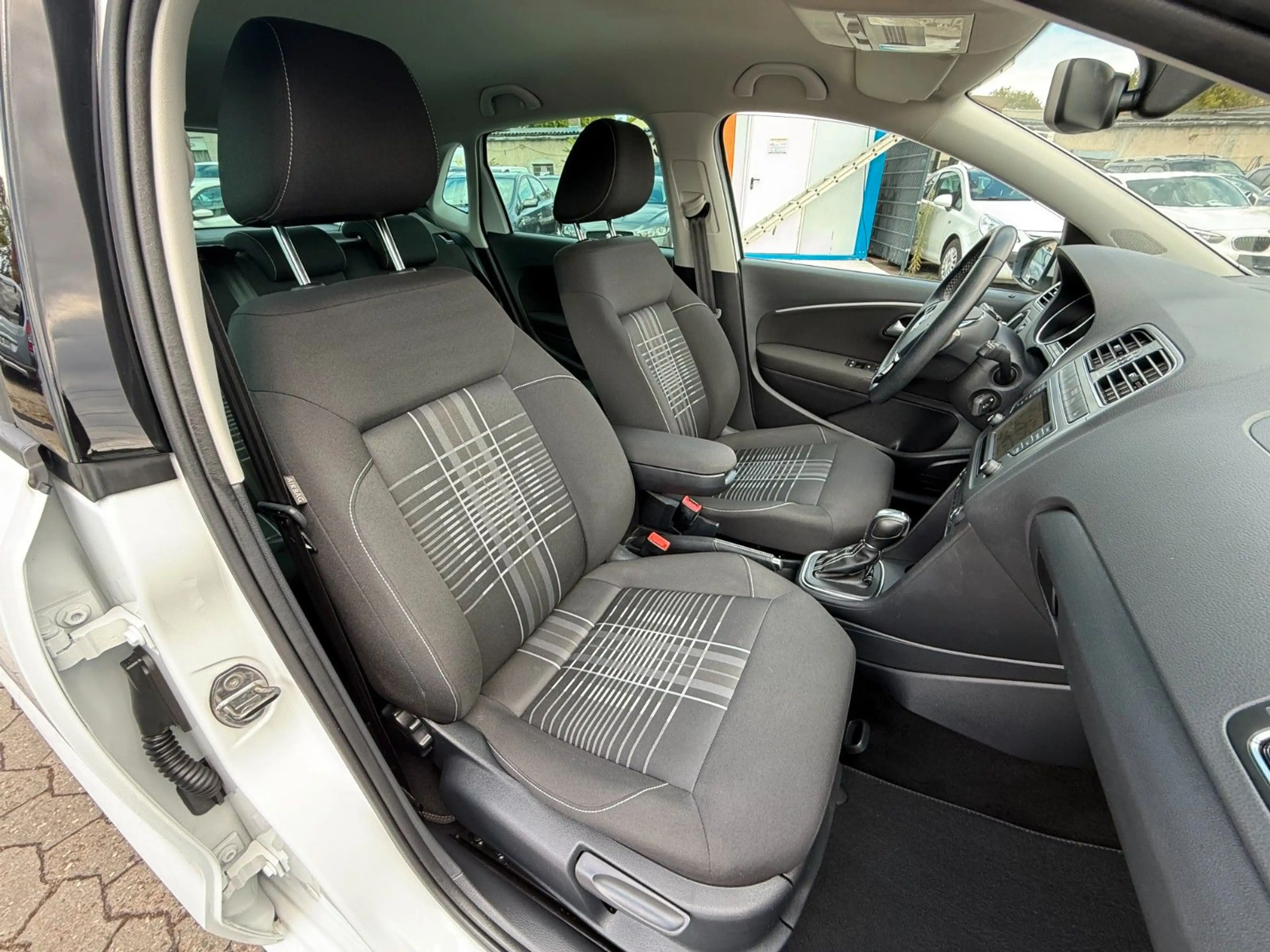 Volkswagen Polo POLO V LOUNGE / AUTOMATIK / 1 HAND / PDC / — photo 11
