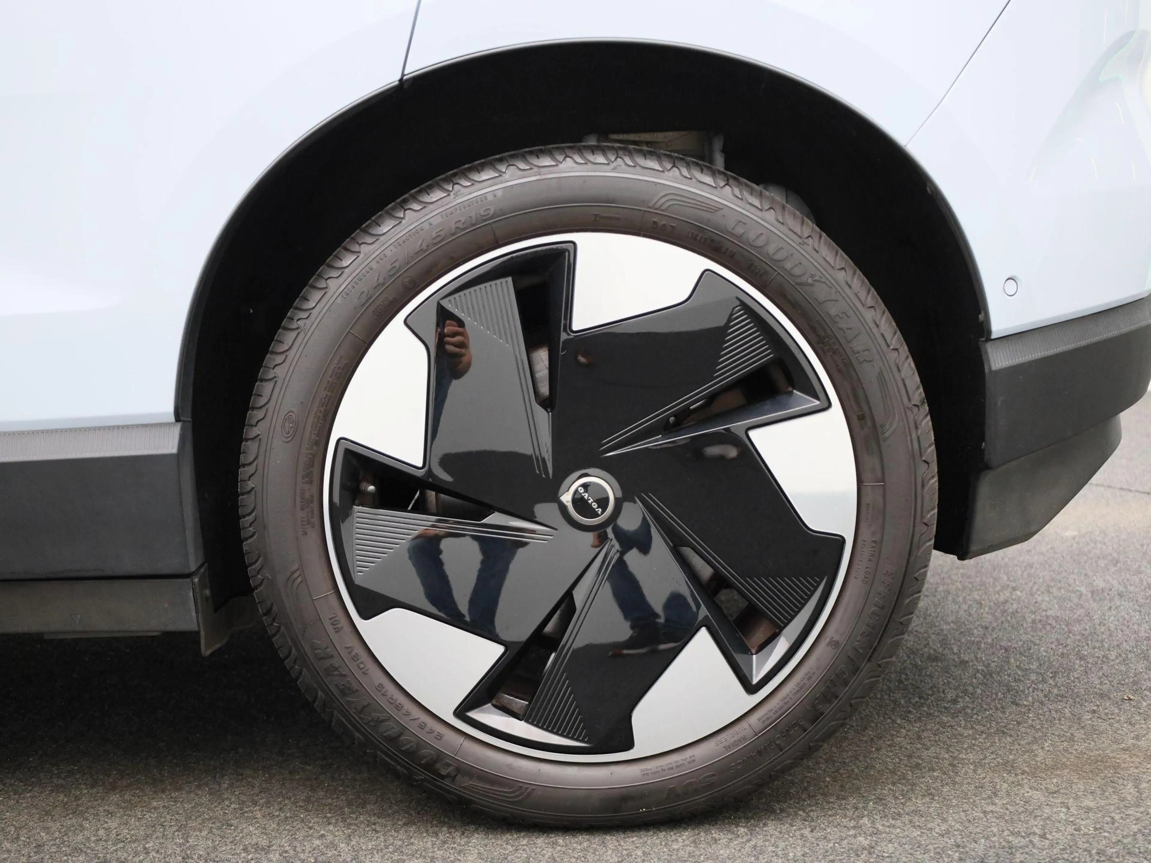 Volvo EX30 Single Motor Extended Range Ultra — photo 11