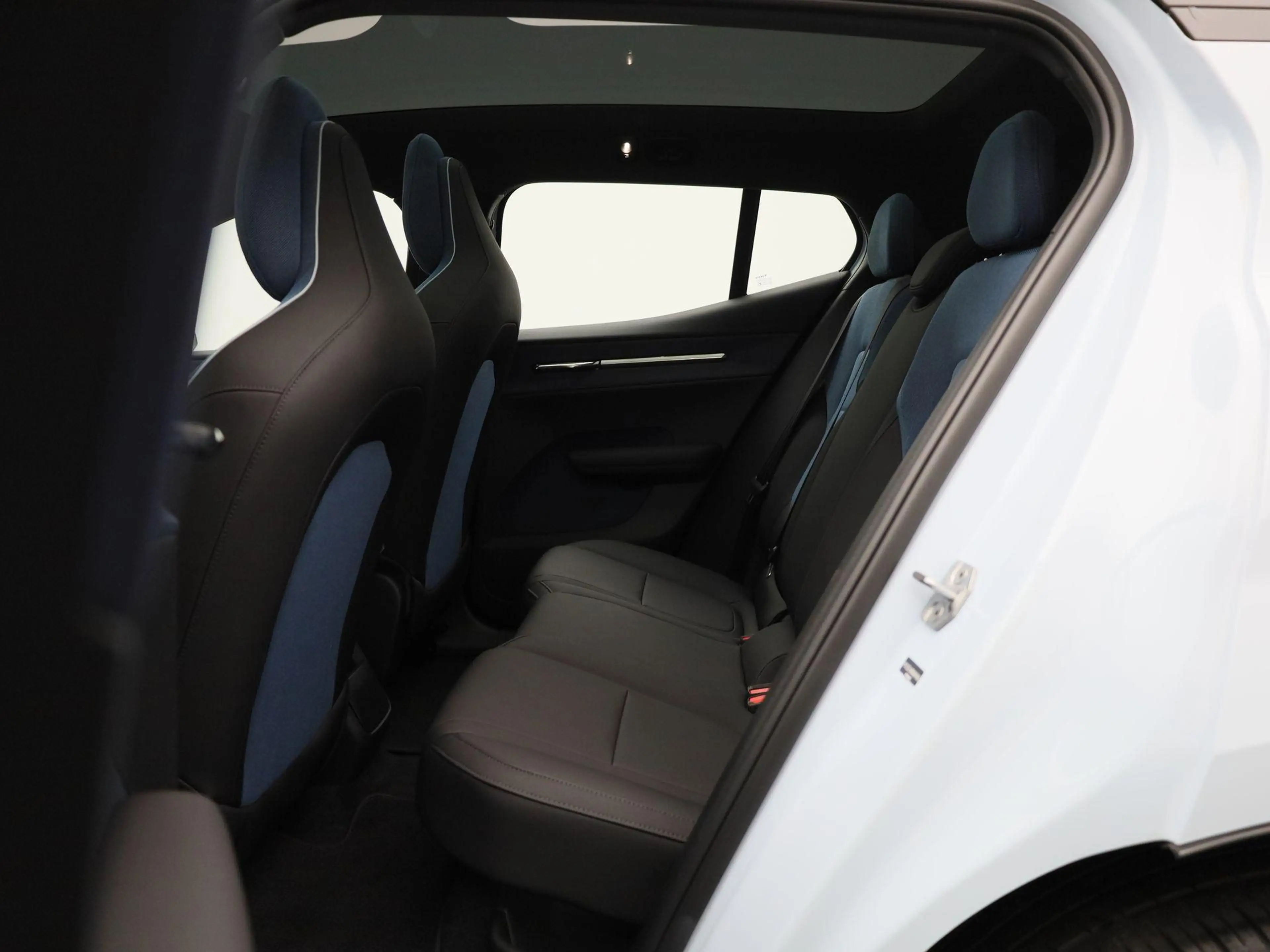 Volvo EX30 Single Motor Extended Range Ultra — photo 10