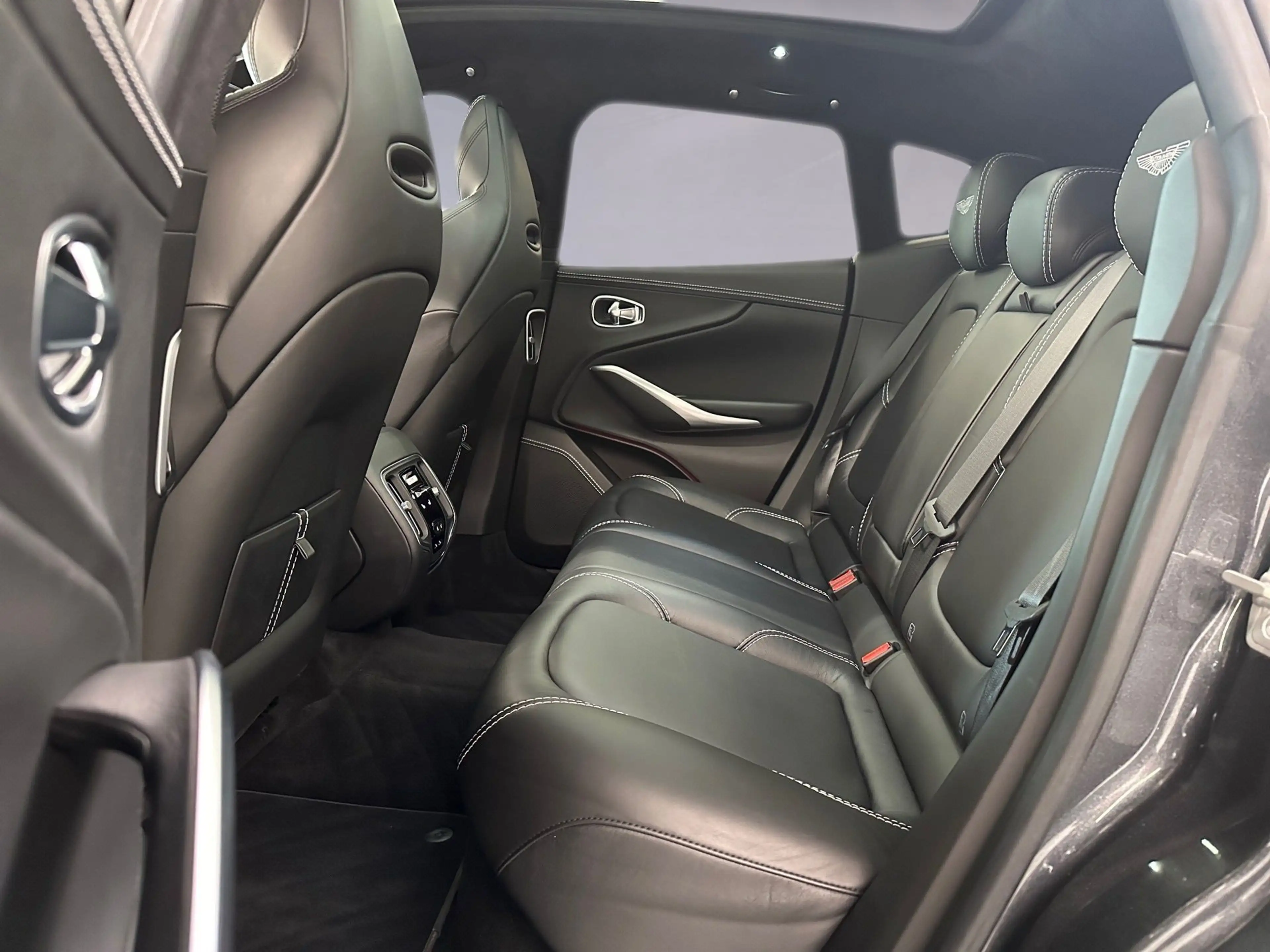 Aston Martin DBX 550 / Xenon Grey / Ö-Erstbesitz / — photo 12