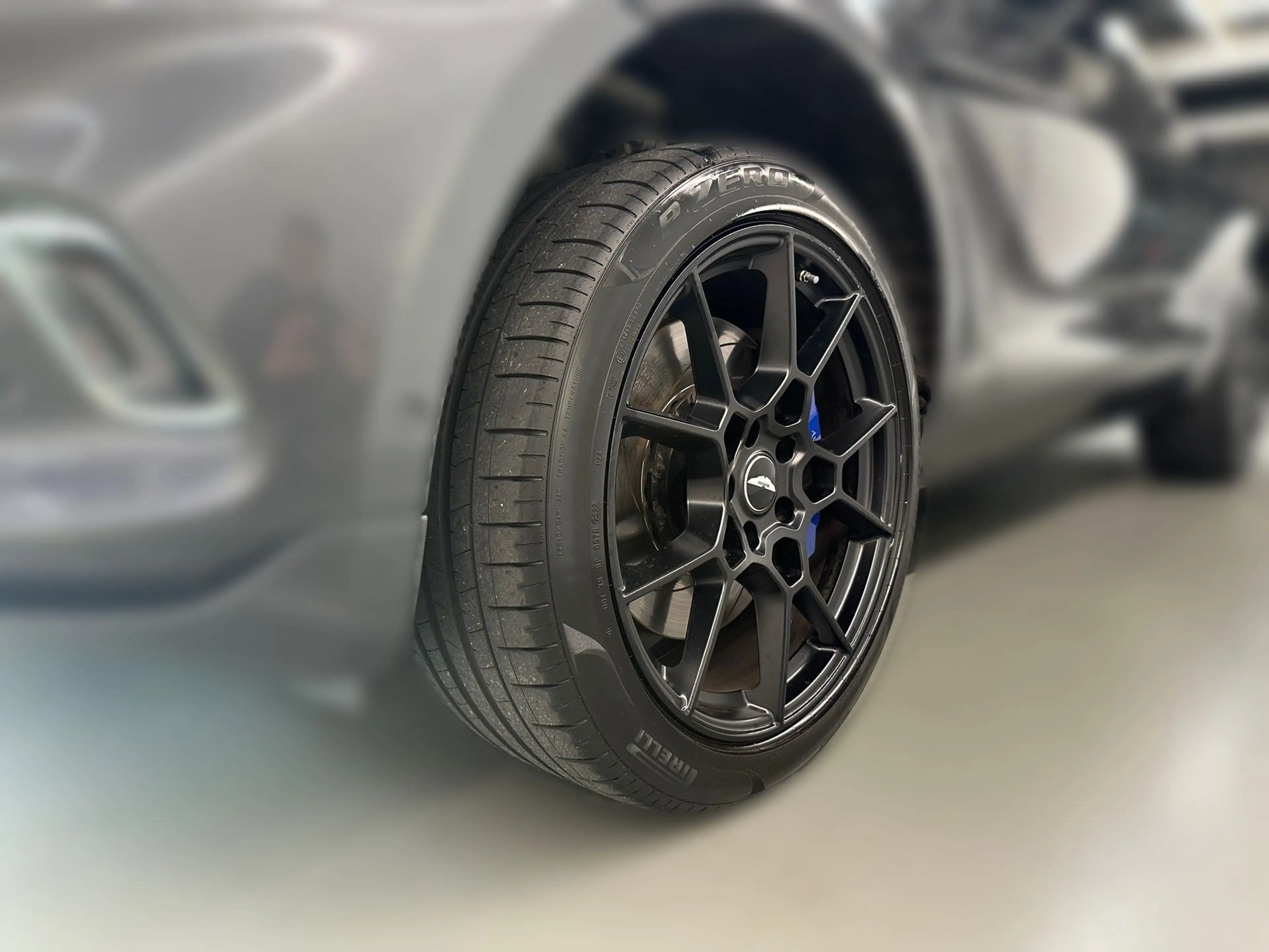 Aston Martin DBX 550 / Xenon Grey / Ö-Erstbesitz / — photo 6