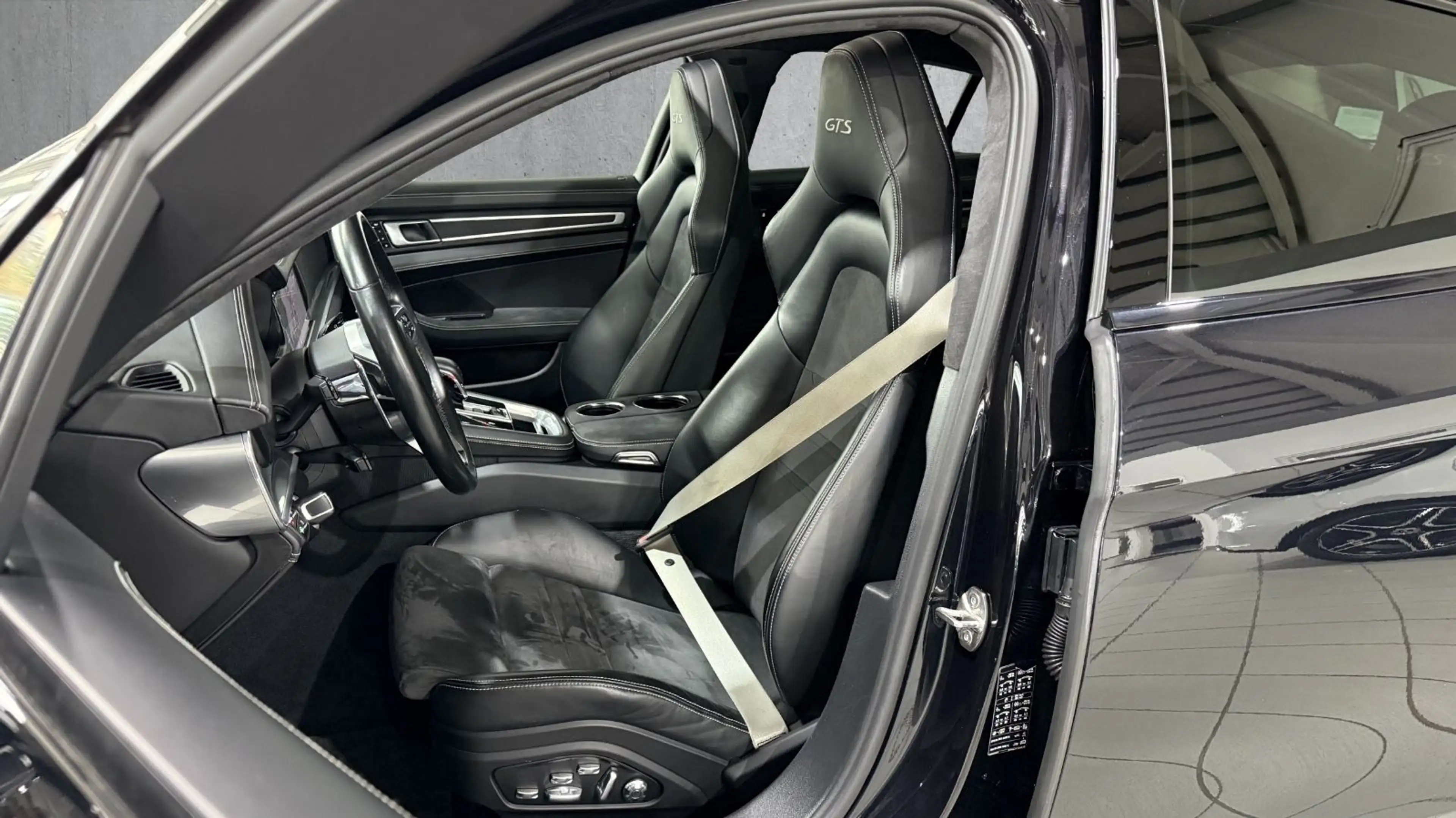 Porsche Panamera GTS PANO SPORTABGAS PDLS+ — photo 11