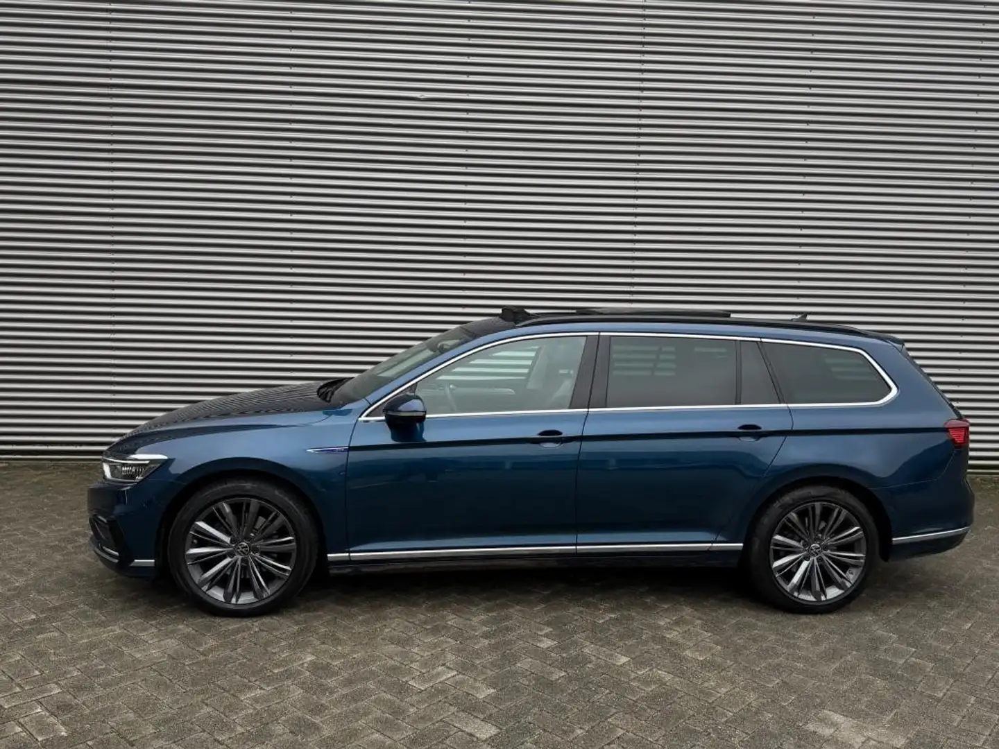 Volkswagen Passat Variant 1.4 TSI PHEV GTE Business Pano / 360 Camera / IQ L Blauw - 2