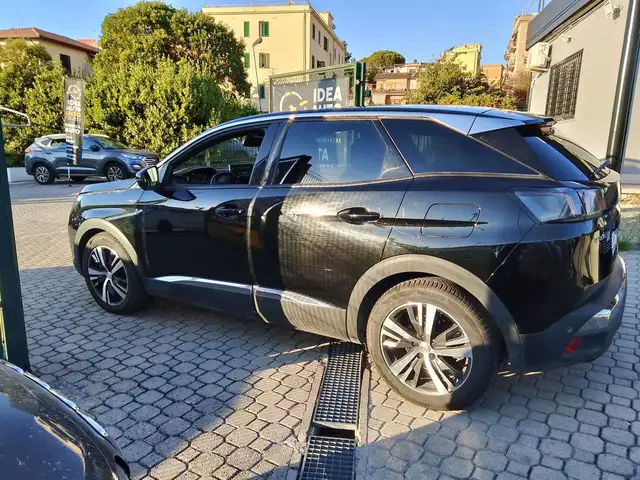 Peugeot 3008 view 4