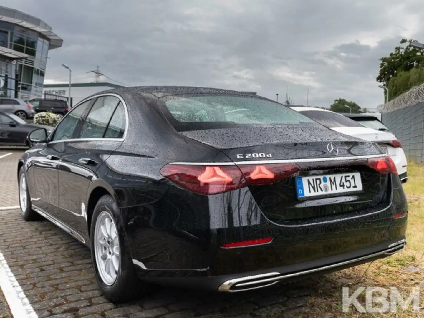 Mercedes-Benz E 200 E 200 d AVANTGARDE ADV°DISTR°KEYL°PTS+RFK°WINTER Schwarz - 2