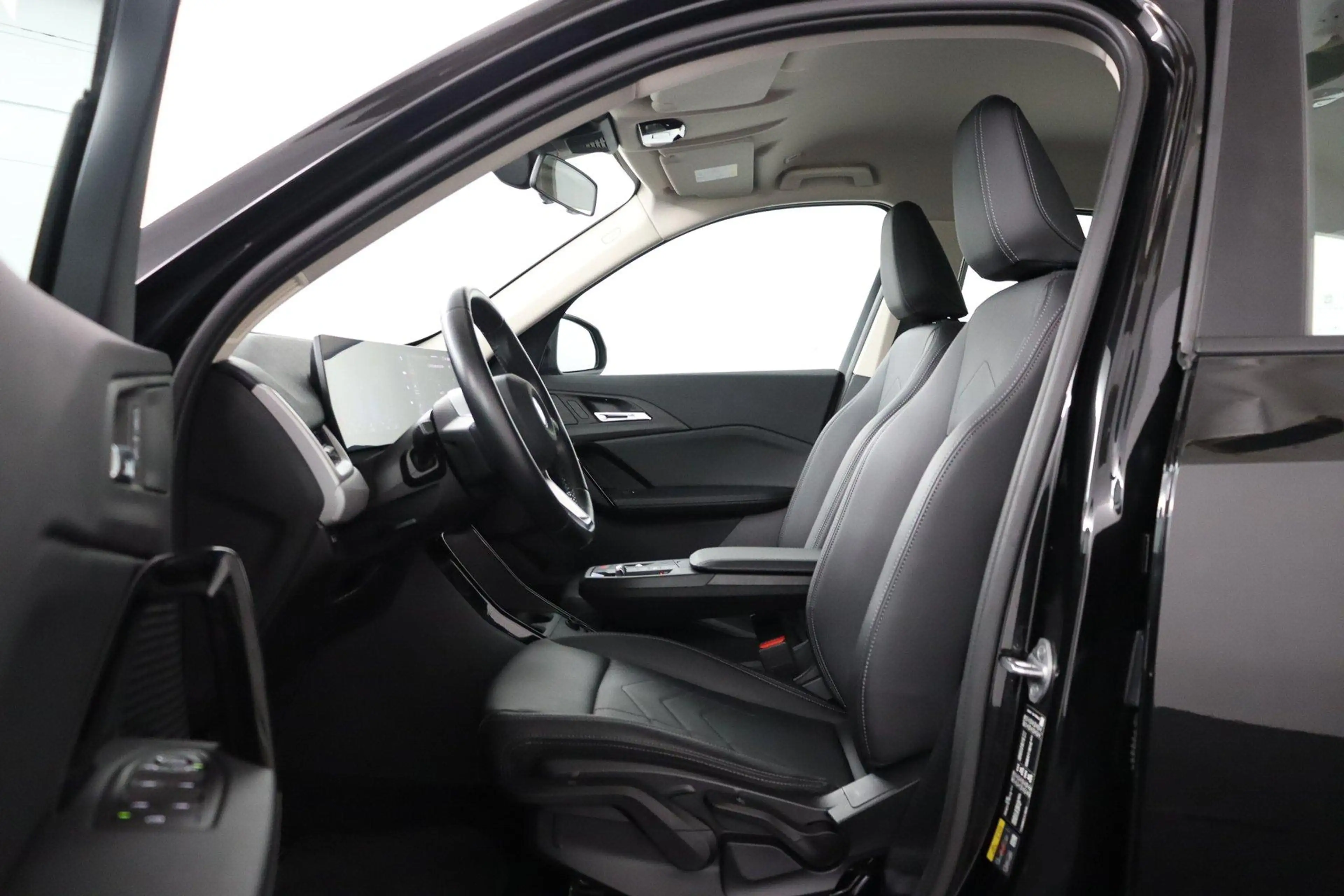 BMW iX1 eDrive20 67 kWh | Camera | Parkeersensoren voor en — photo 14