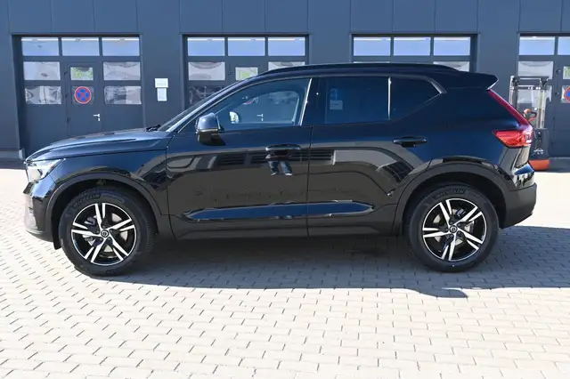 Volvo XC40 view 2