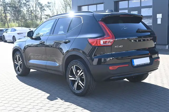 Volvo XC40 view 3