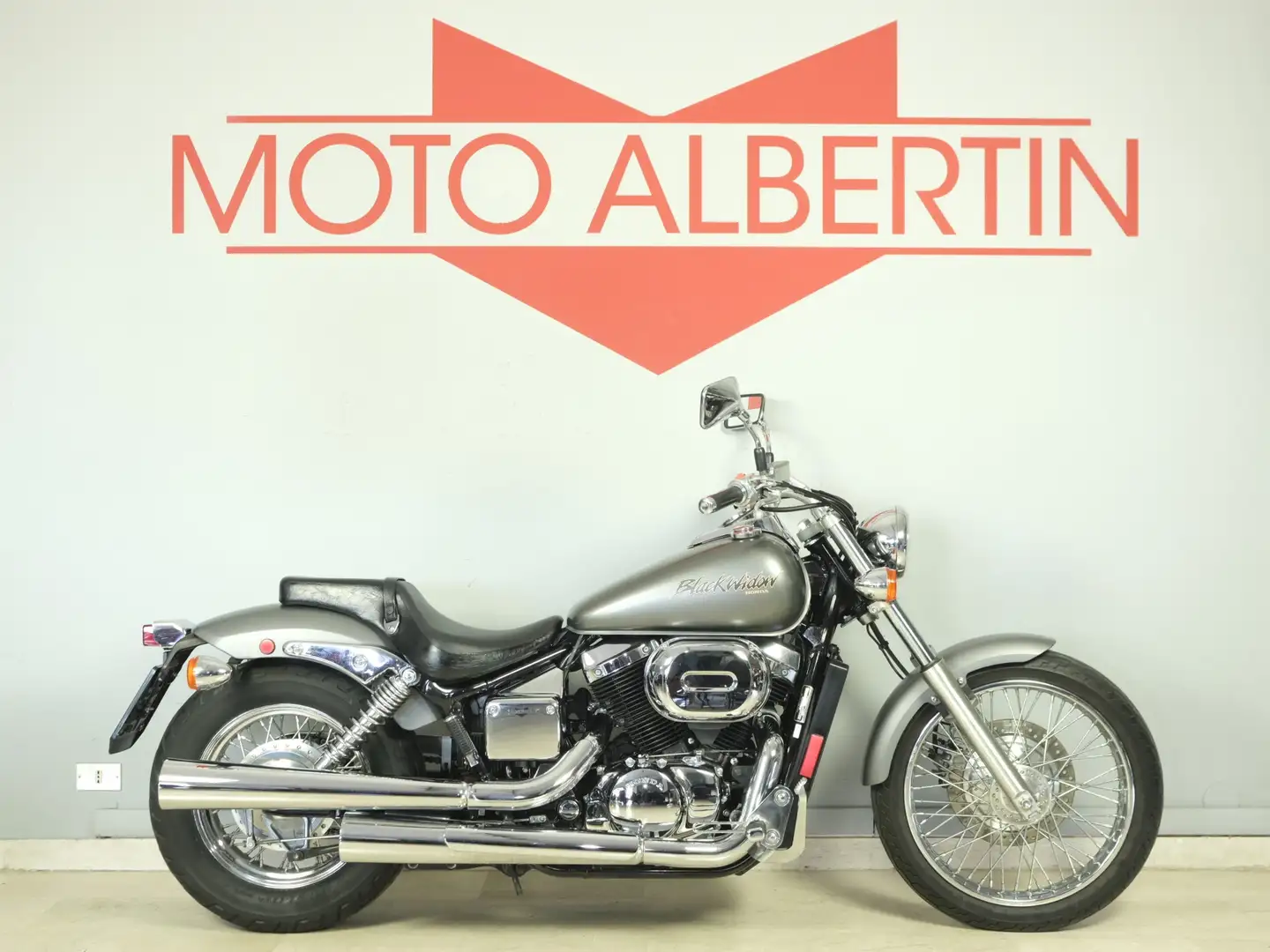 Honda Black Widow Gris - 1