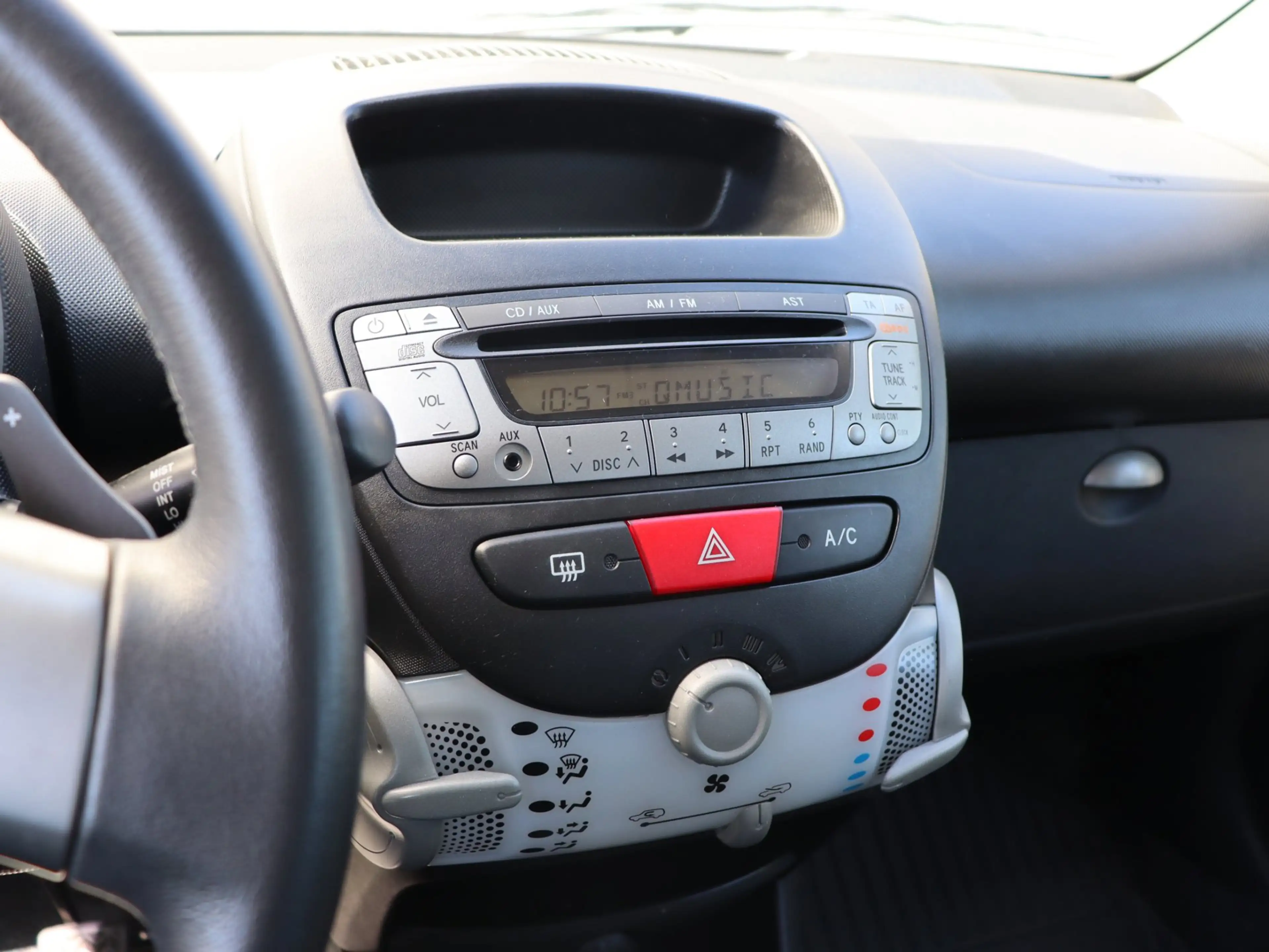 Peugeot 107 1.0 Active automaat LM airco *42.000km* — photo 13