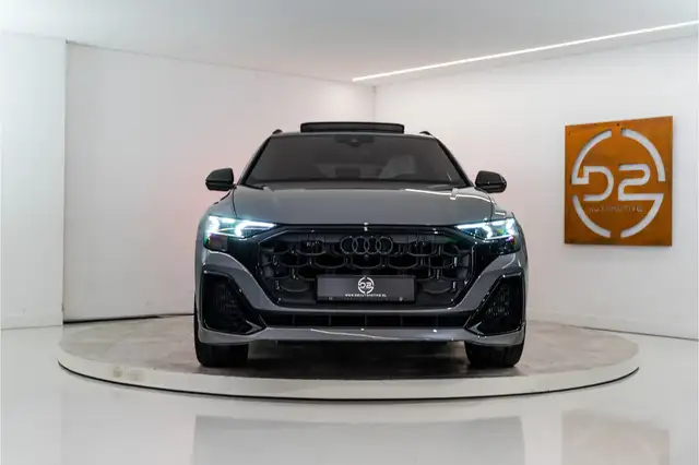 Audi Q8 view 8