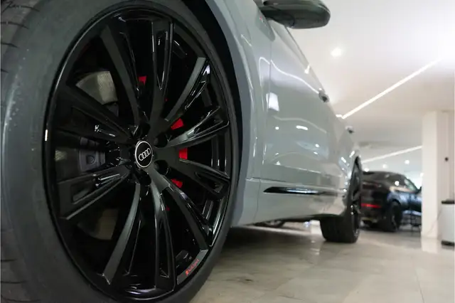 Audi Q8 view 12