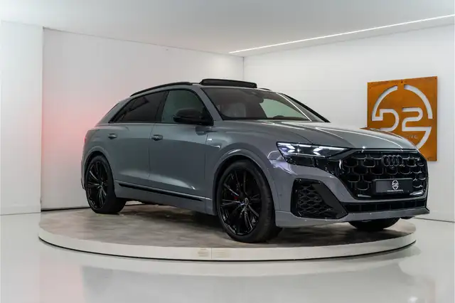 Audi Q8 view 7