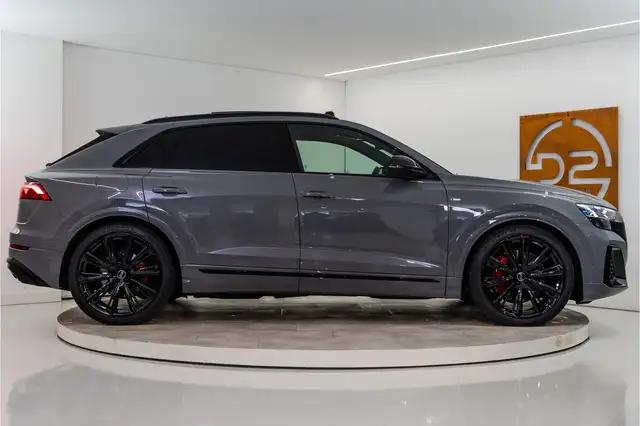 Audi Q8 view 6