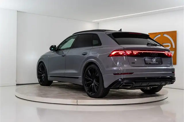 Audi Q8 view 3