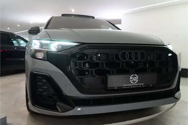 Audi Q8 view 10