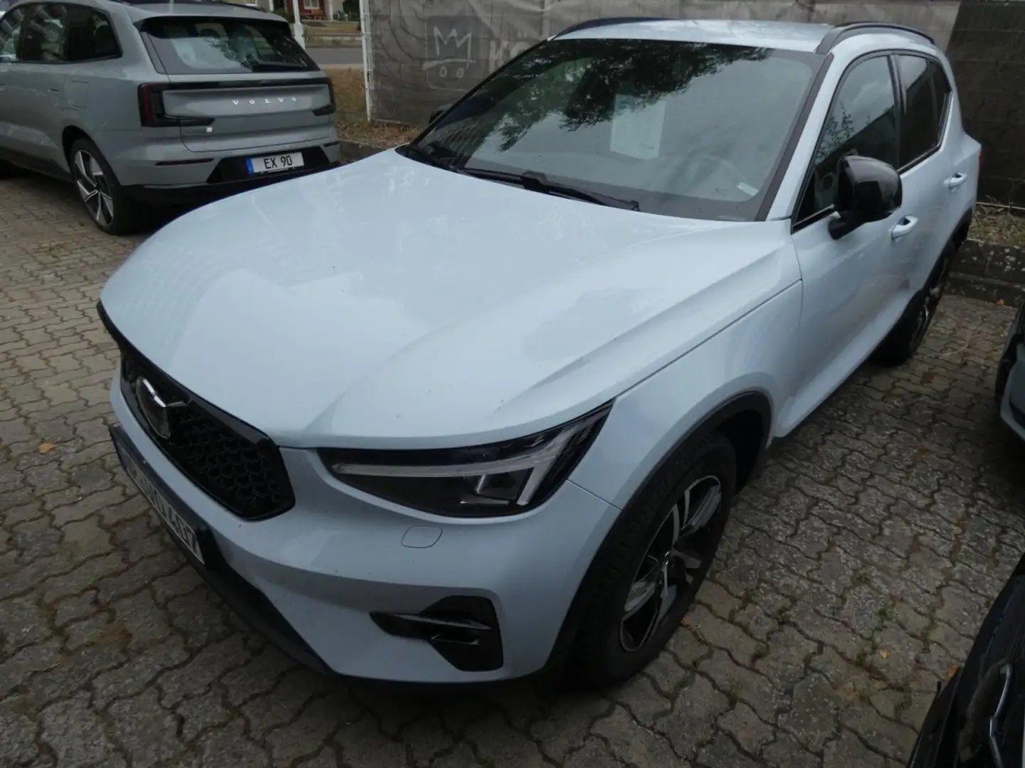 Volvo XC40 B4 2WD Plus Dark (EURO 6d) Klima Navi Blau - 2