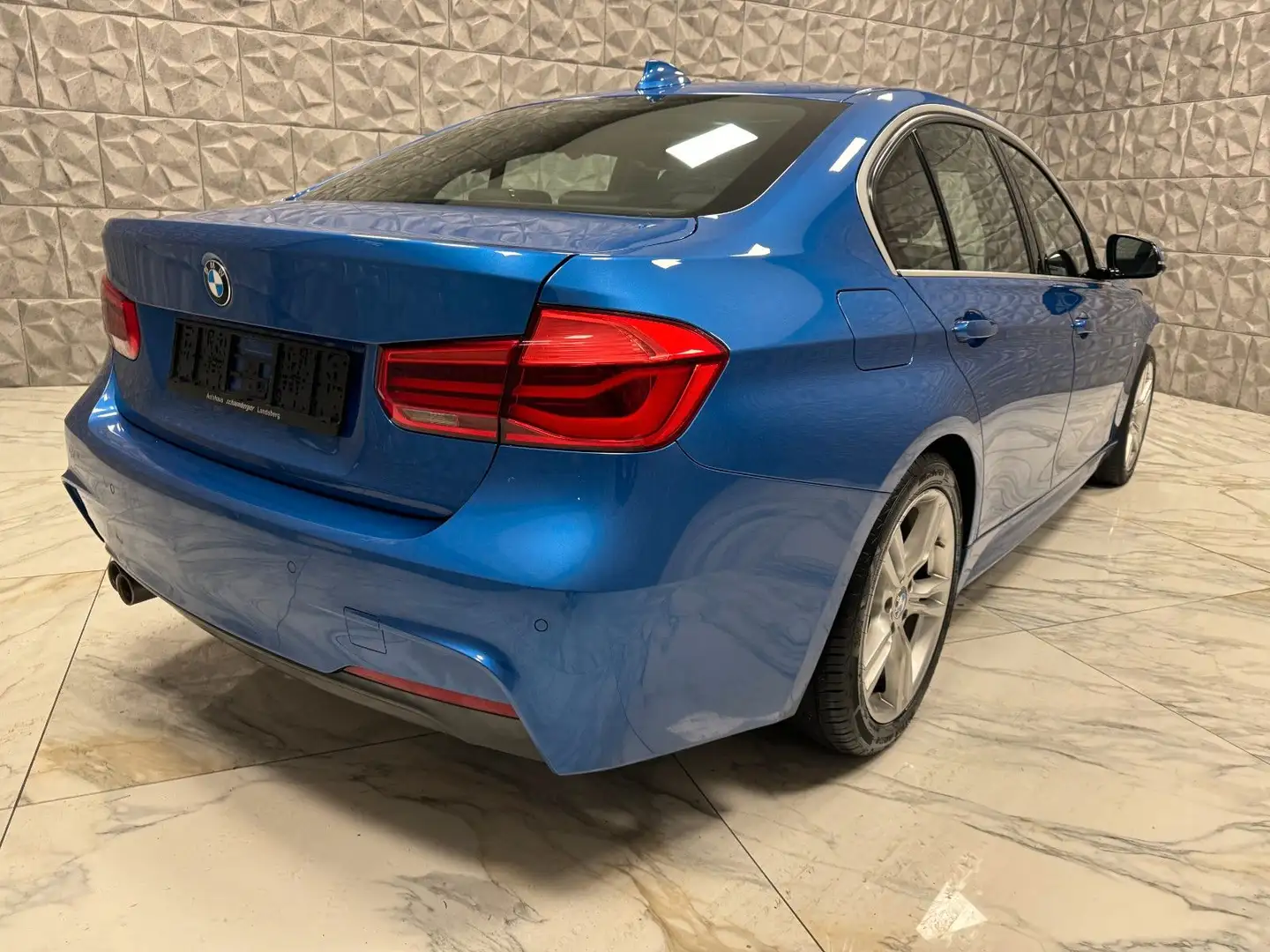 BMW 330 Limousine 330 d M Sport Blau - 2