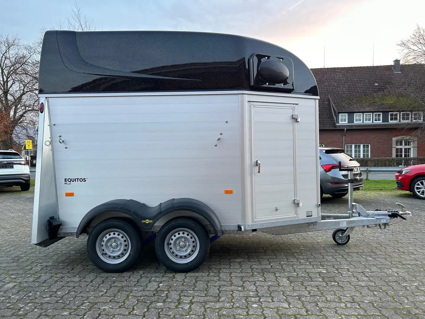 Humbaur Pferdeanhänger Equitos Alu Black 2000 2,0t 100km/h - 2