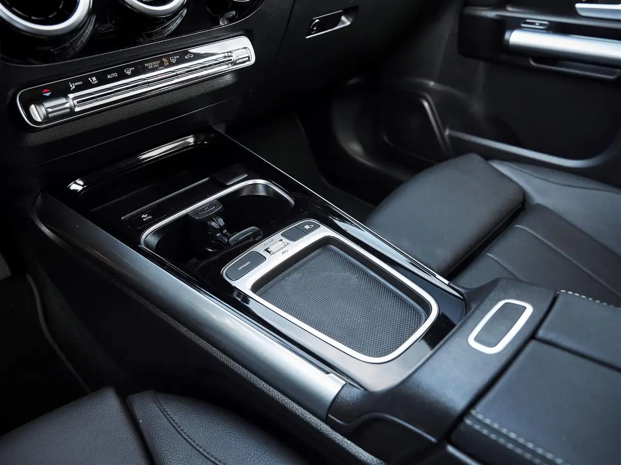 Mercedes-Benz GLA снимка Mercedes-Benz GLA