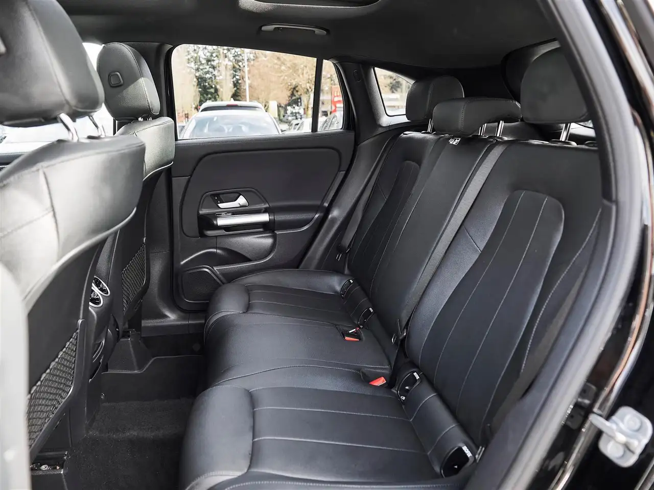 Mercedes-Benz GLA снимка Mercedes-Benz GLA