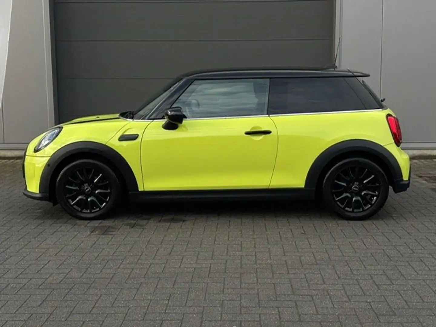 MINI Cooper Mini Cooper Aut. MINI Resolute Edition Geel - 2