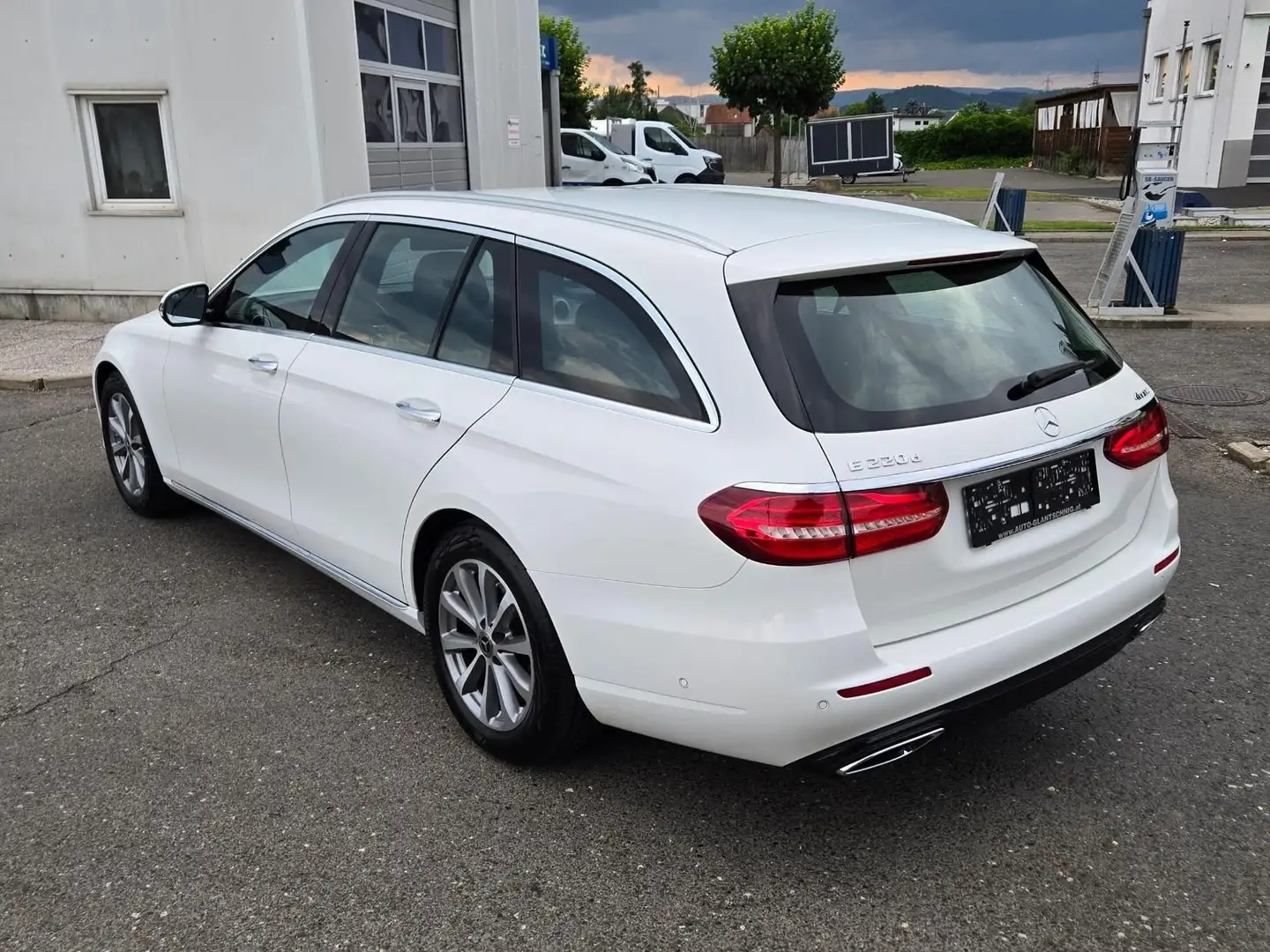 Mercedes-Benz E 220 E 220 d T 4Matic *Rückfahrk.*Widescreen Display Weiß - 2