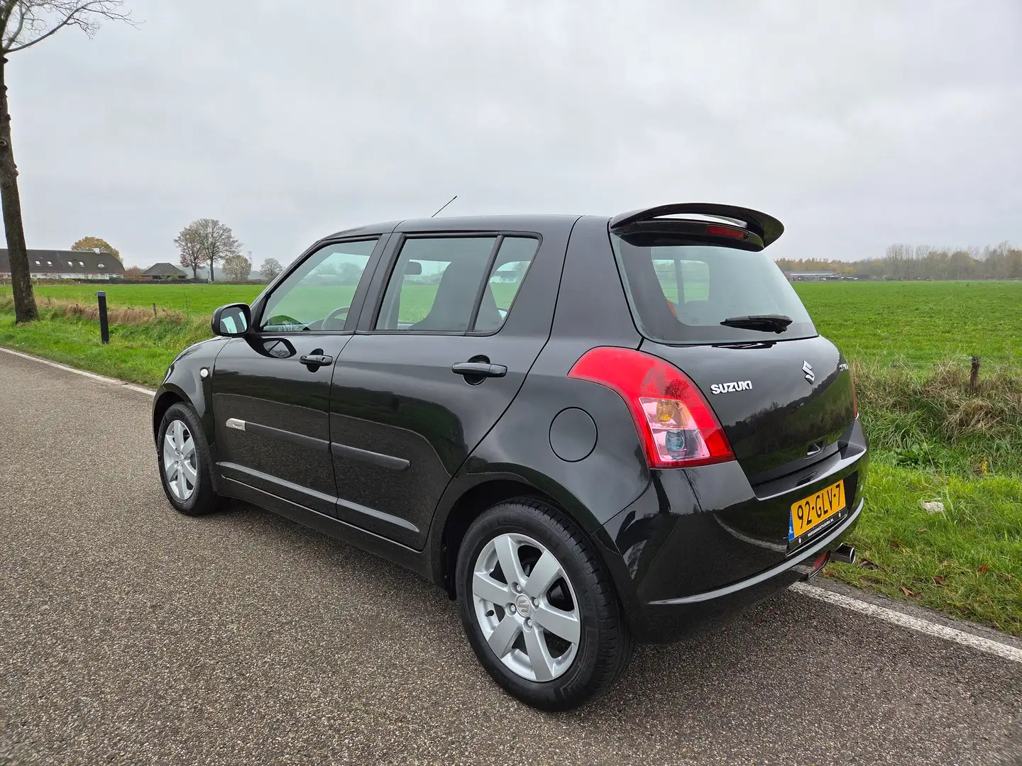 Suzuki Swift 1.3 Bandit/15'LM/Keyless/Climate/Sportstoelen/NAP! Zwart - 2