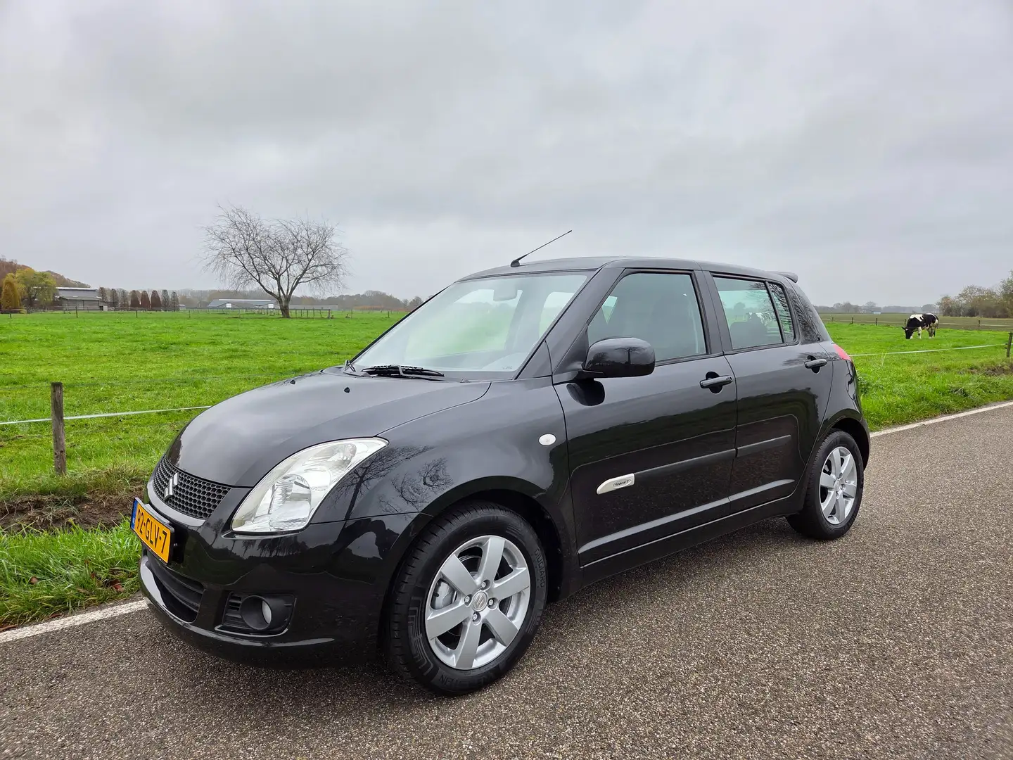 Suzuki Swift 1.3 Bandit/15'LM/Keyless/Climate/Sportstoelen/NAP! Zwart - 1