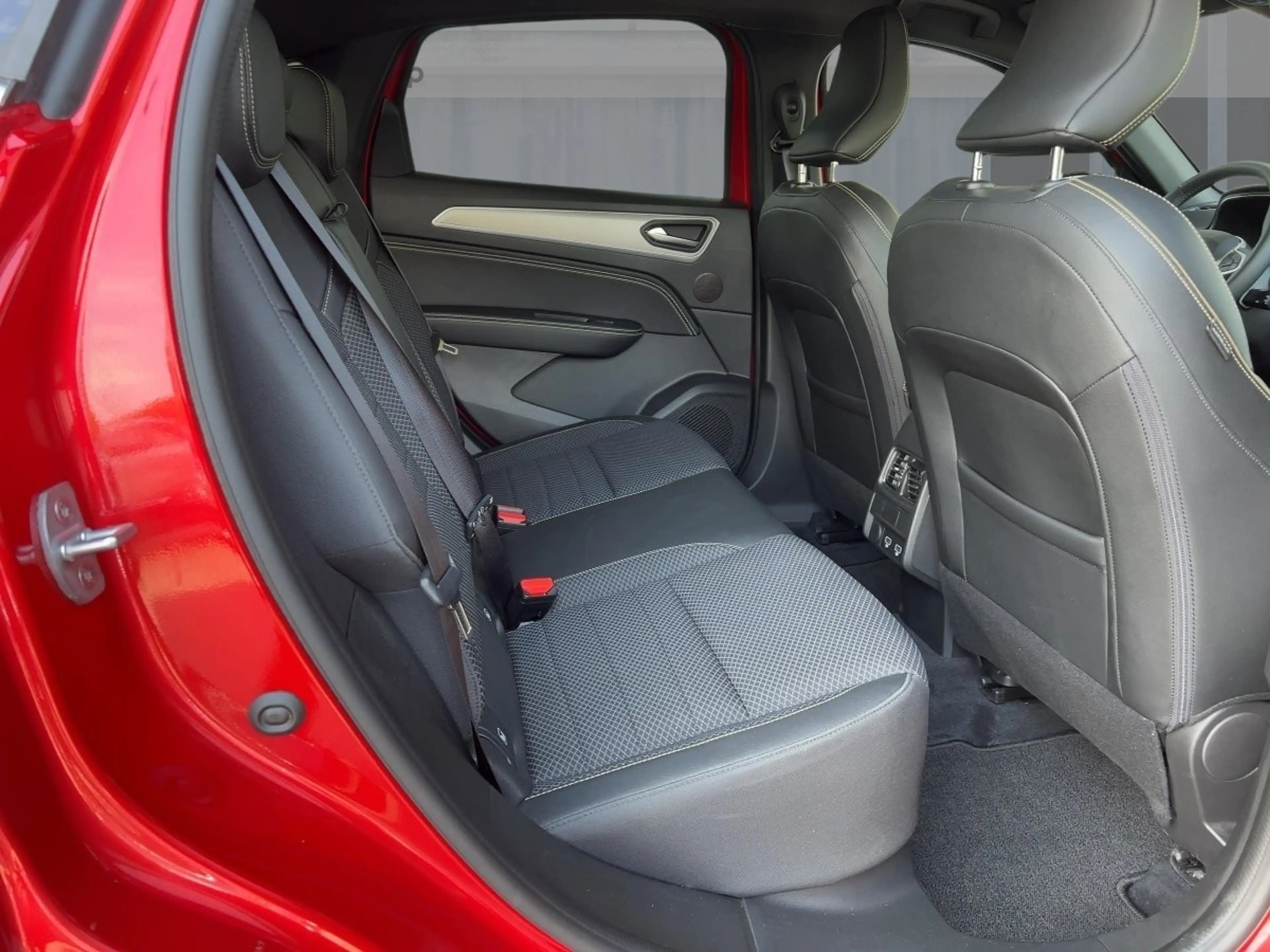 Renault Arkana TECHNO Mild Hybrid 140 EDC Apple CarPlay BT — photo 9
