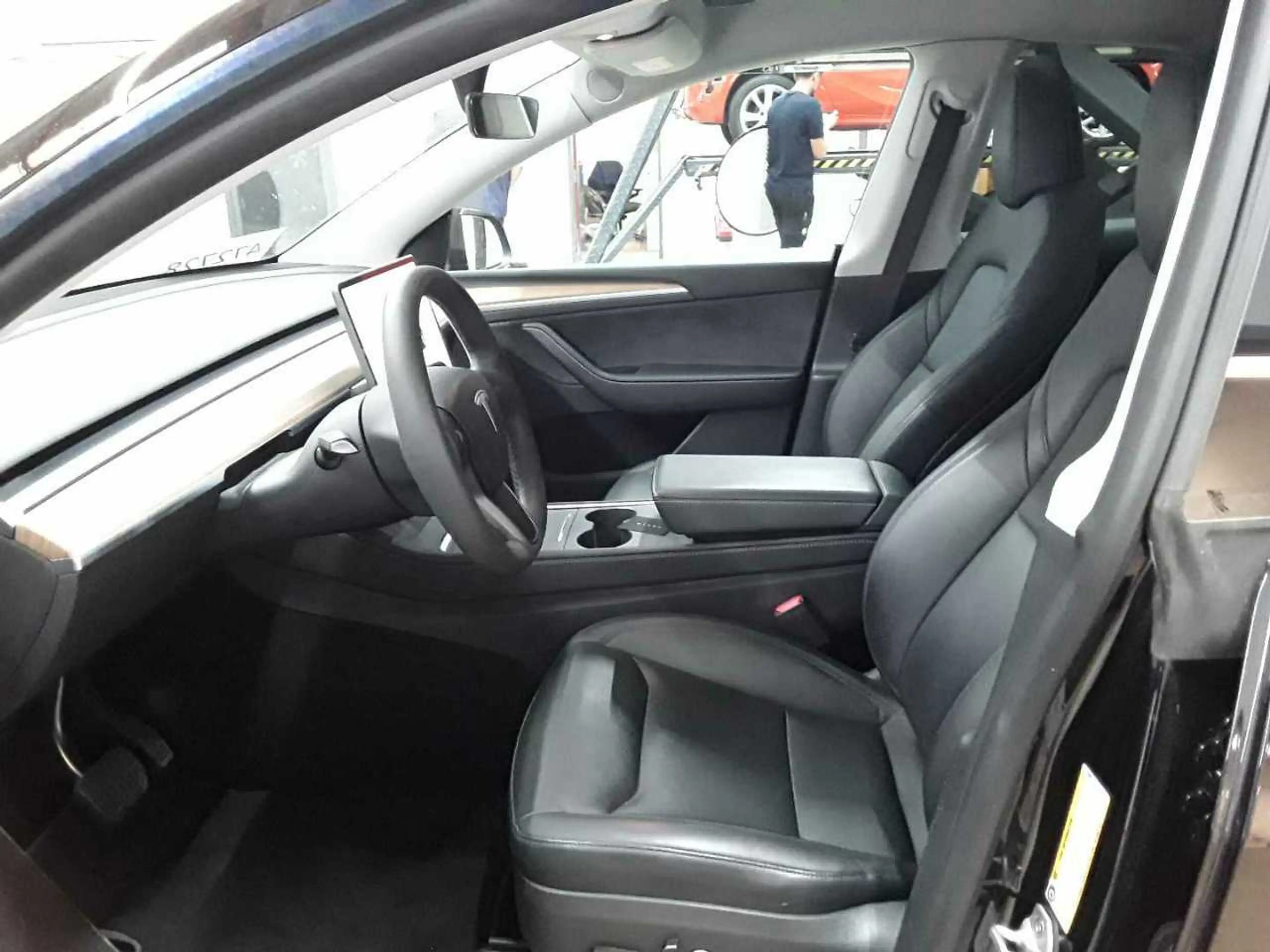 Tesla Model Y Long Range Dual Motor AWD — photo 7
