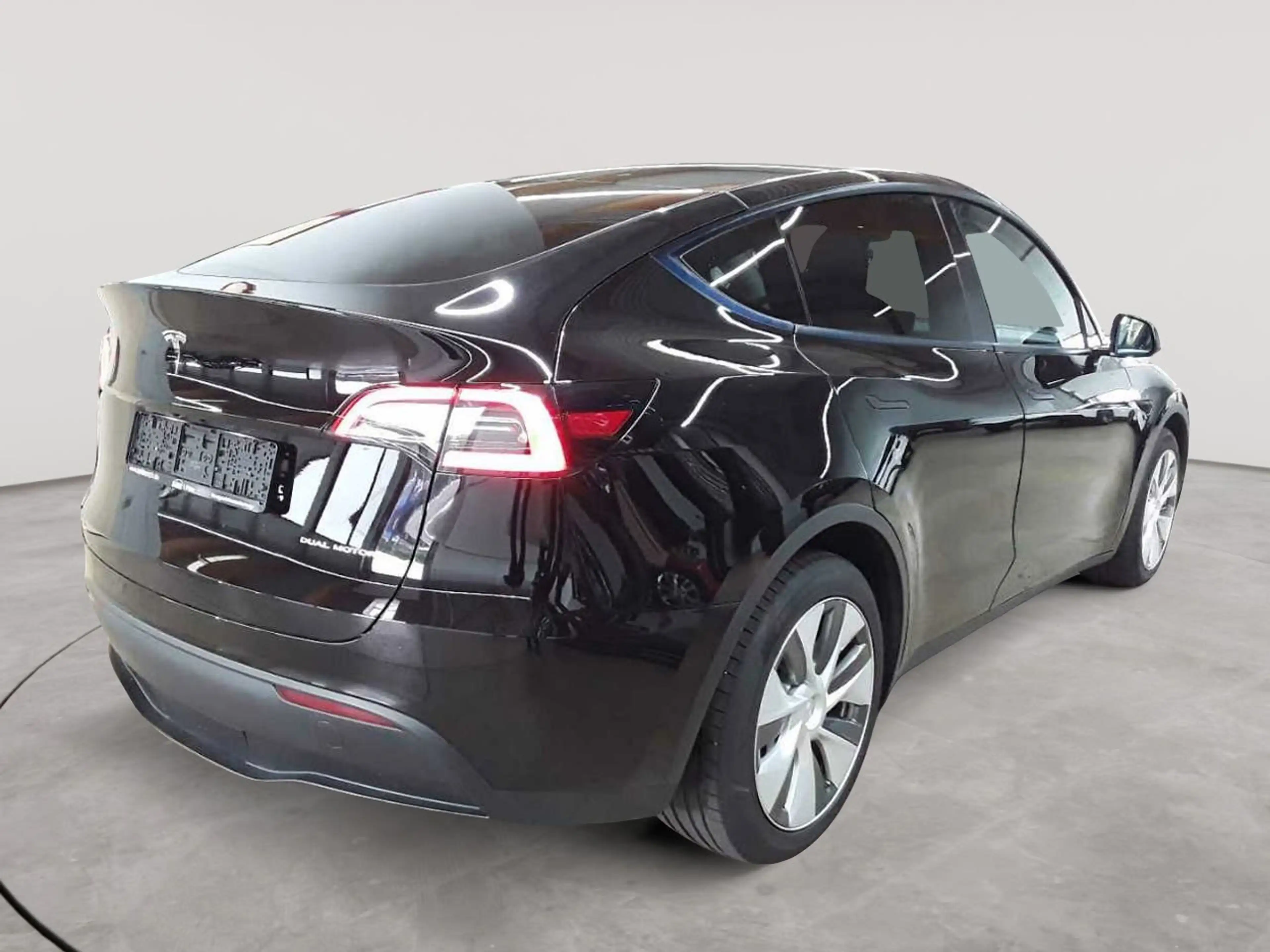 Tesla Model Y Long Range Dual Motor AWD — photo 4