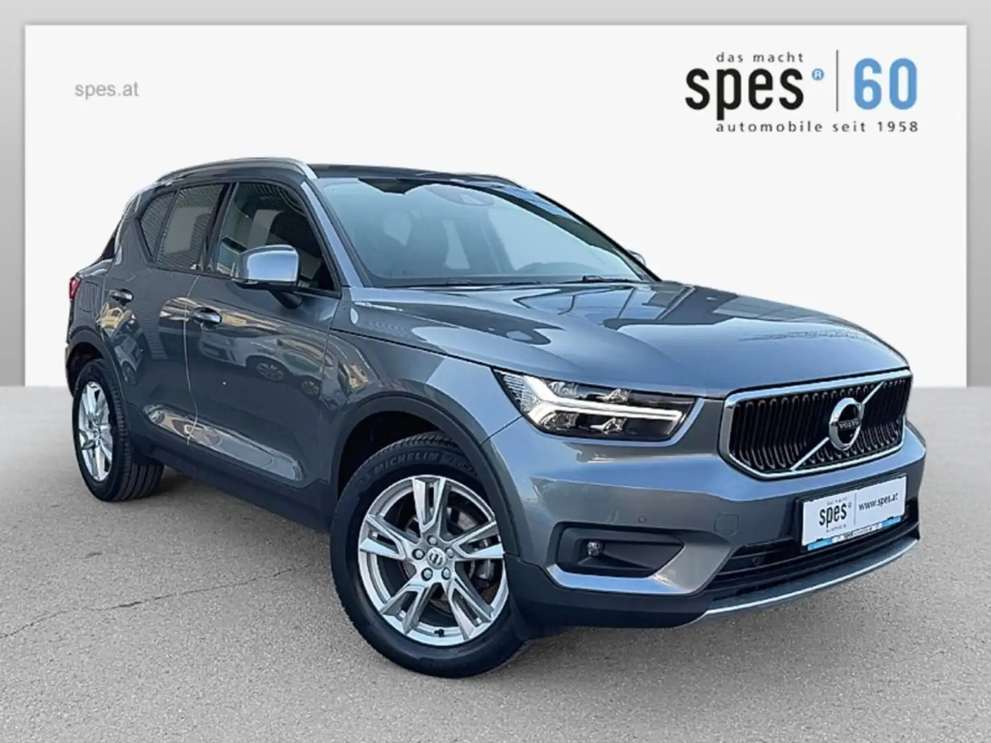 Volvo XC40 D3 Momentum Grau - 1