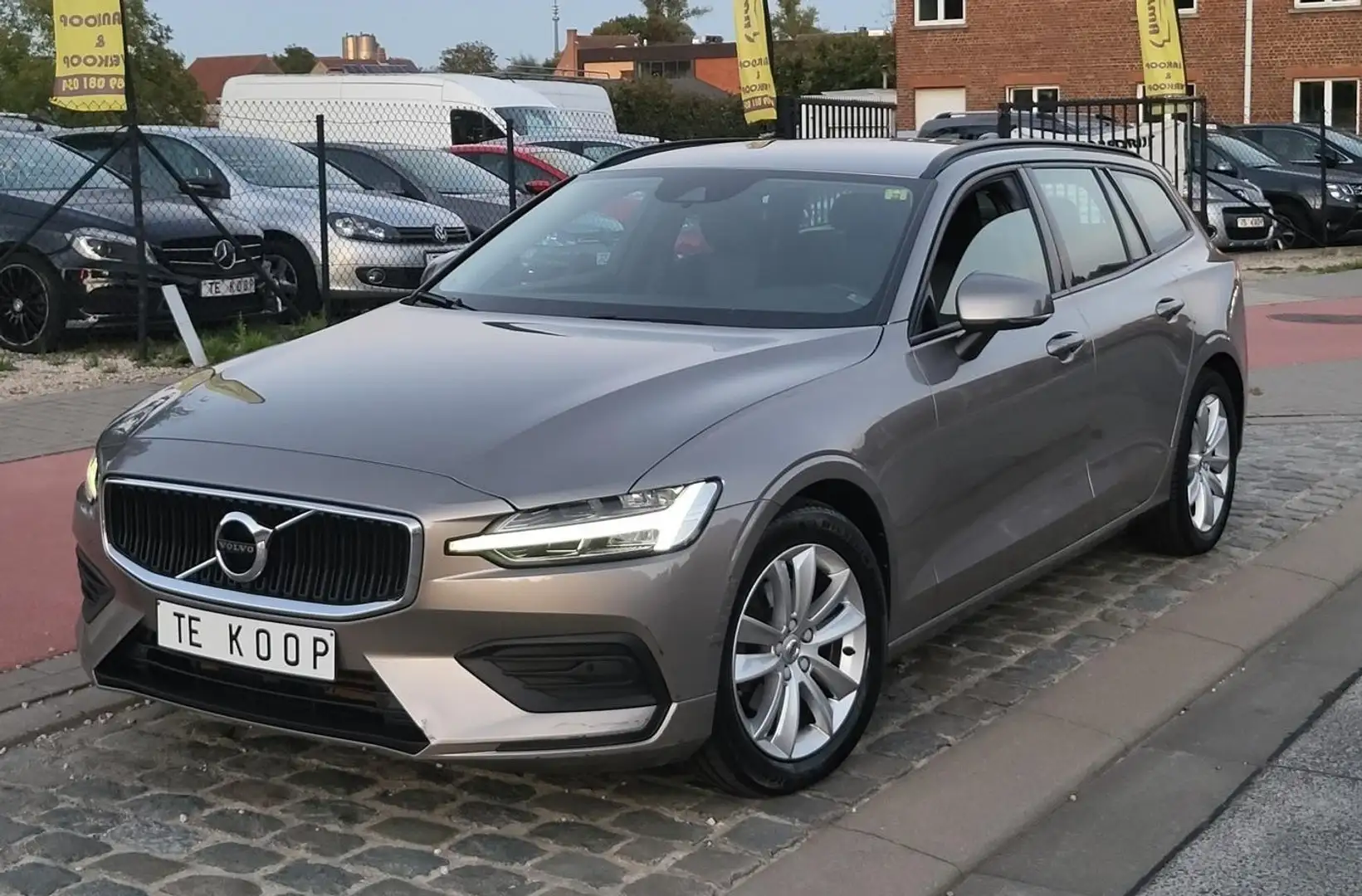 Volvo V60 2.0 D3 Luxury Edition Automaat Euro 6 Beige - 1