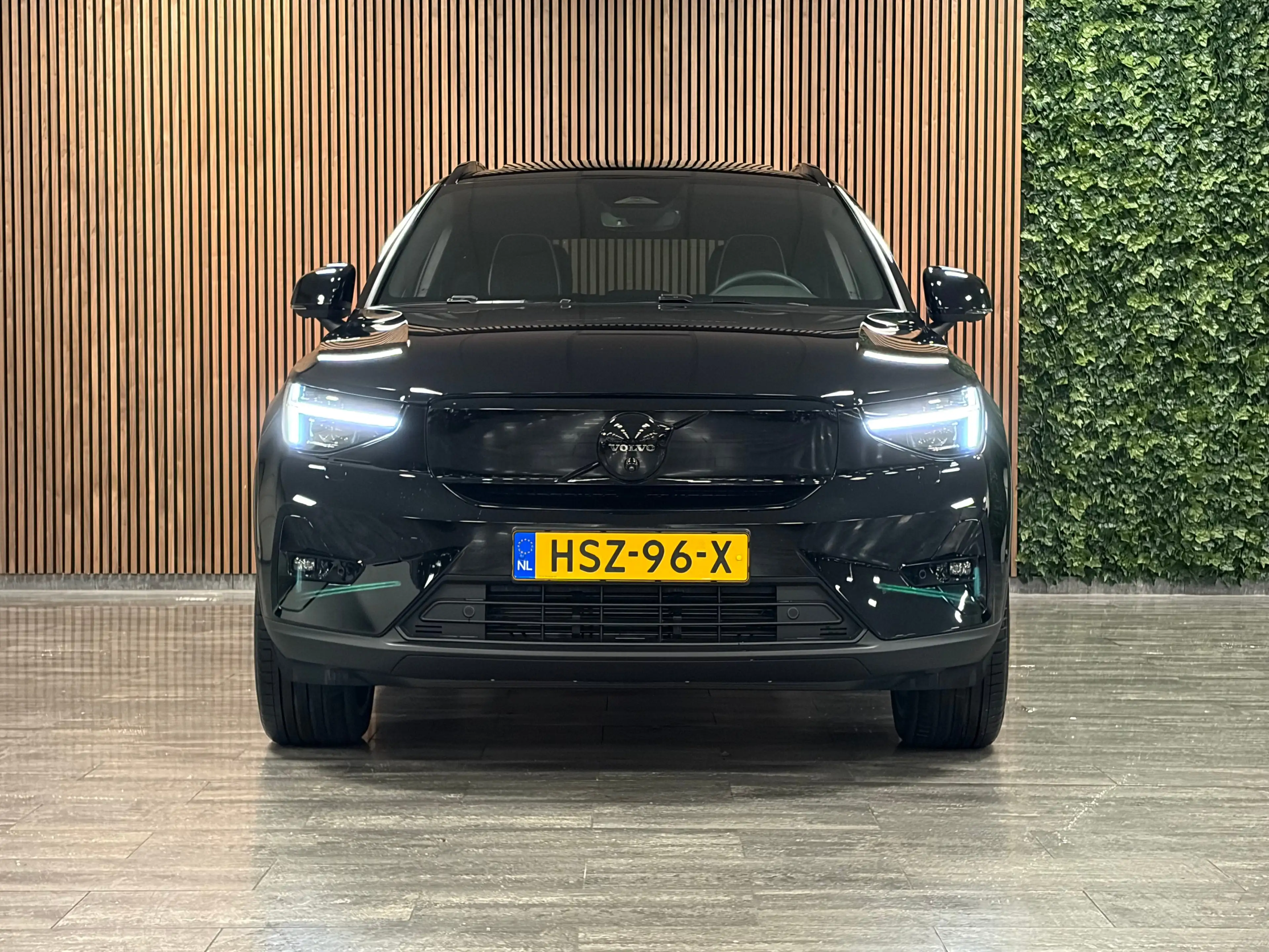 Volvo EX40 Single Motor Extended Range Ultra Black Ed. 82 kWh — photo 2