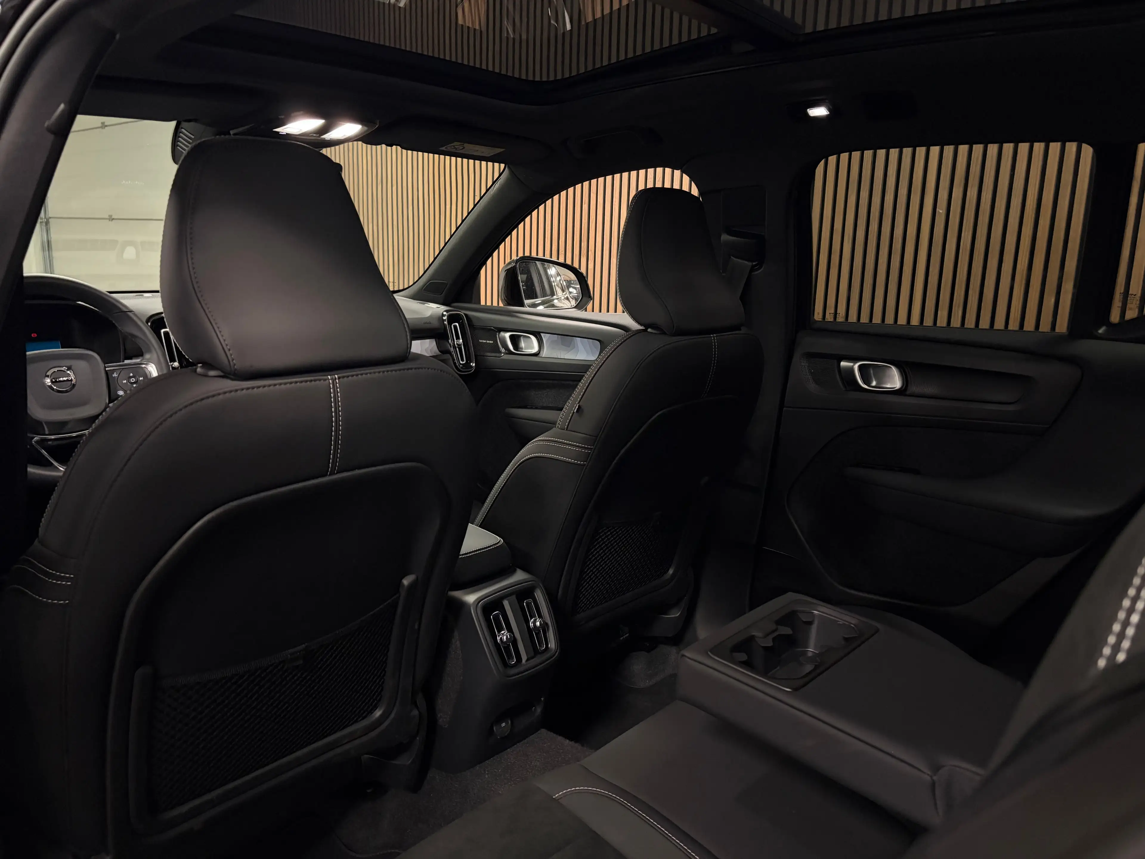 Volvo EX40 Single Motor Extended Range Ultra Black Ed. 82 kWh — photo 14
