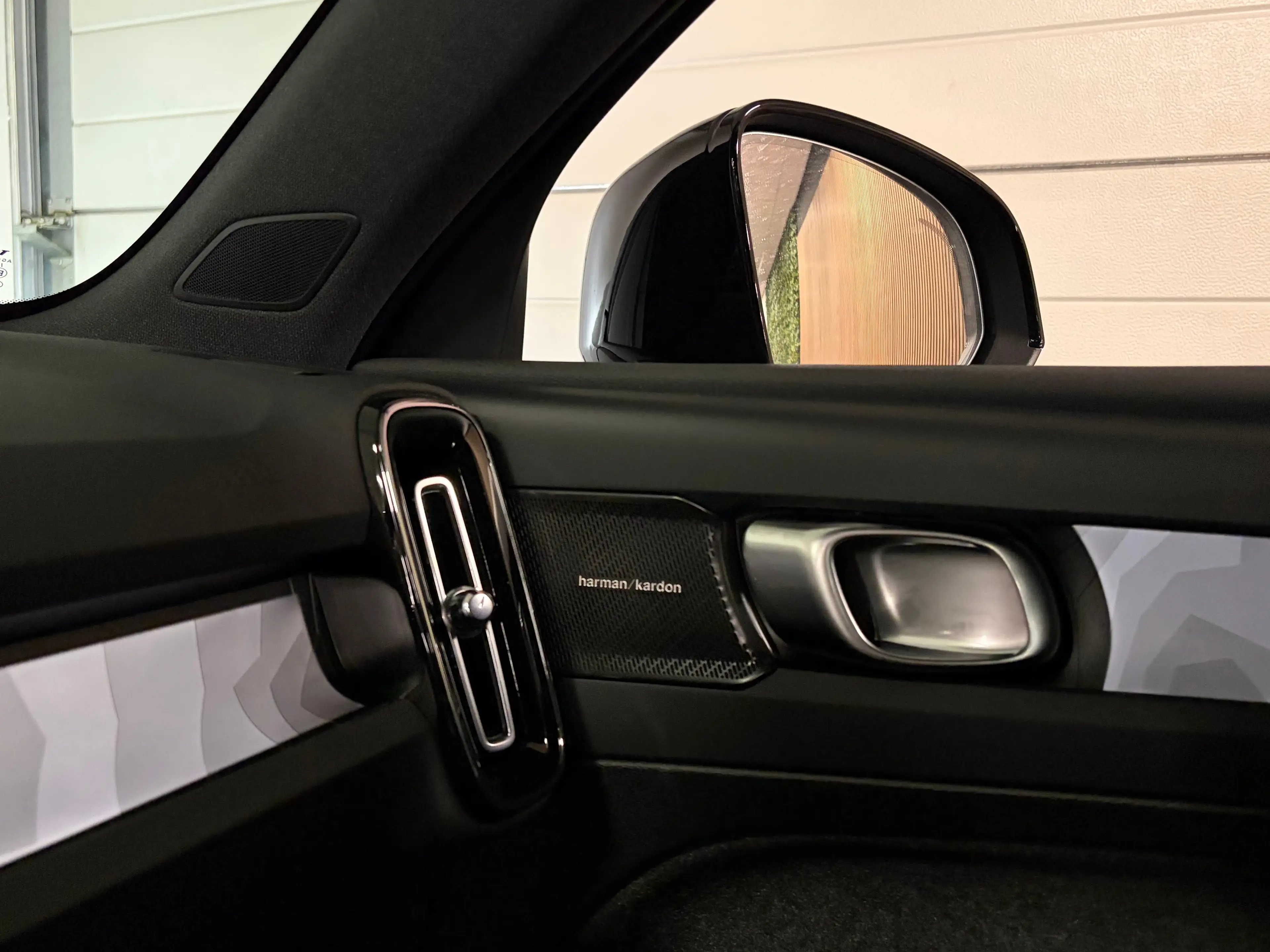 Volvo EX40 Single Motor Extended Range Ultra Black Ed. 82 kWh — photo 37