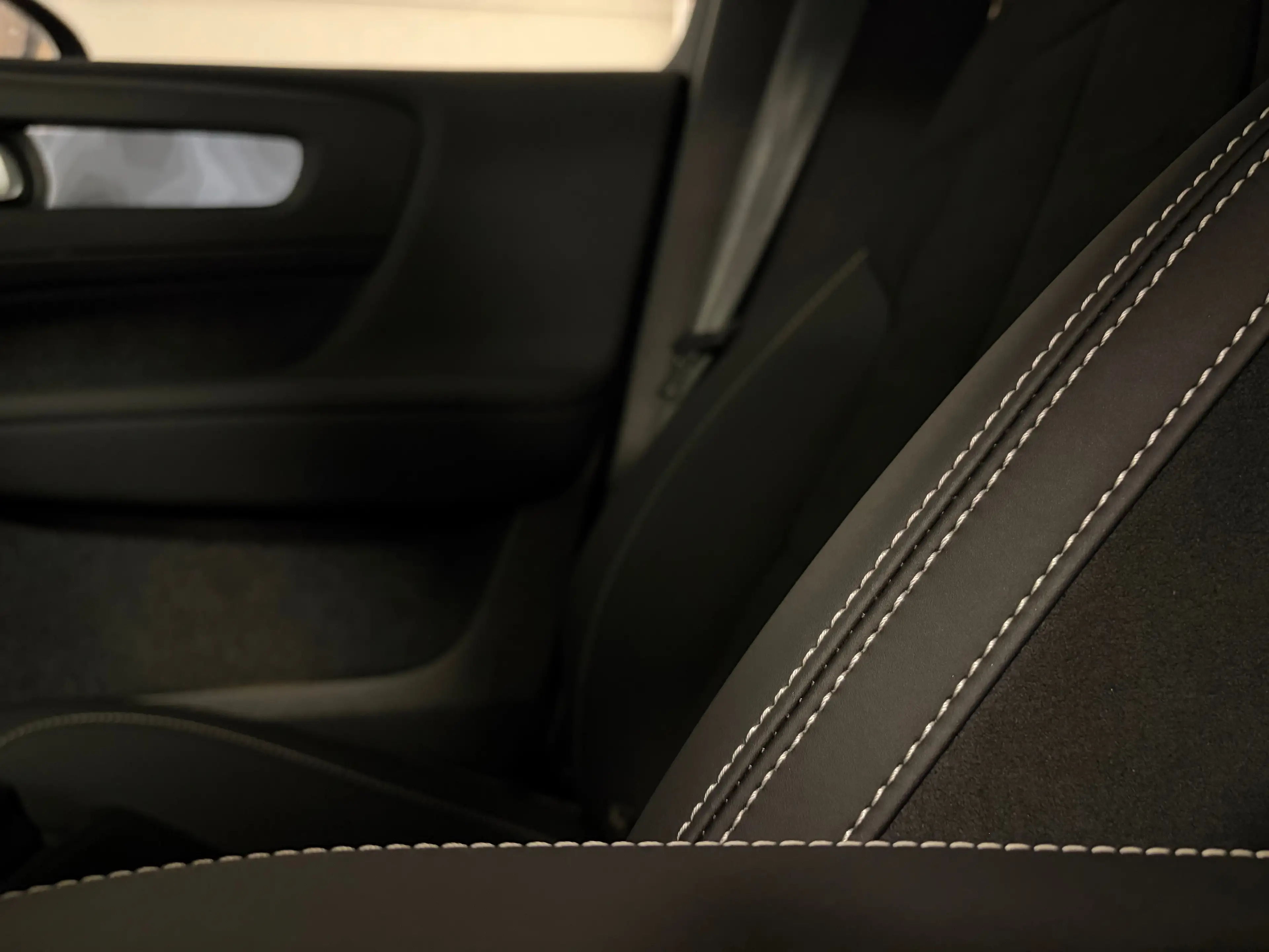 Volvo EX40 Single Motor Extended Range Ultra Black Ed. 82 kWh — photo 40