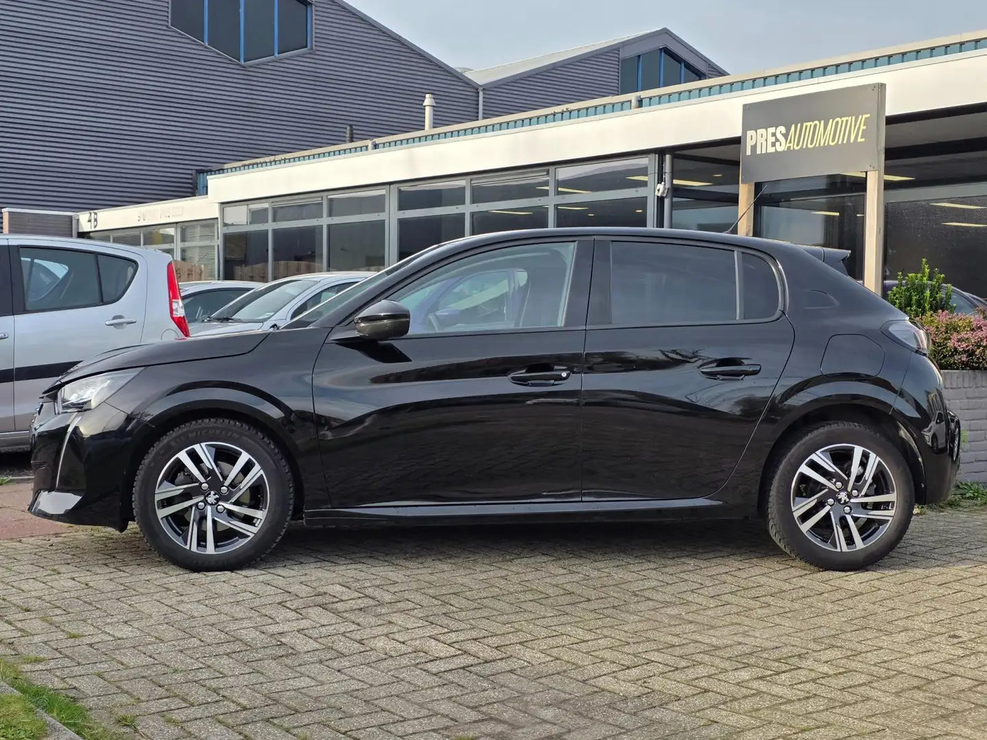 Peugeot 208 1.2 PureTech GT-Line |CLIMA|CRUISE|NAVI|KEYLESS Zwart - 2