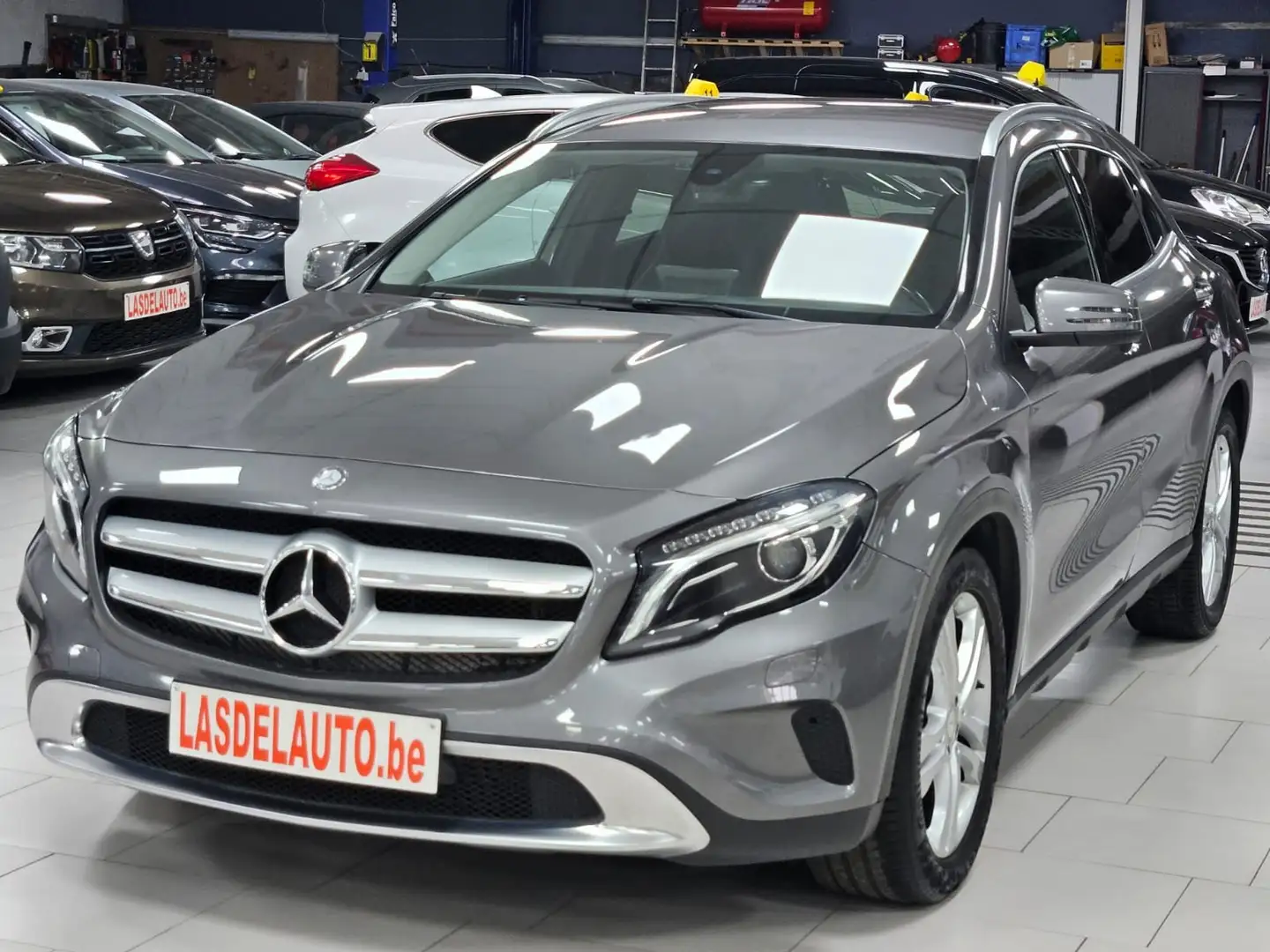Mercedes-Benz GLA 180 1.6i Carplay Gps Blue CAMERA Cruise SIEGES Chauf Grijs - 1