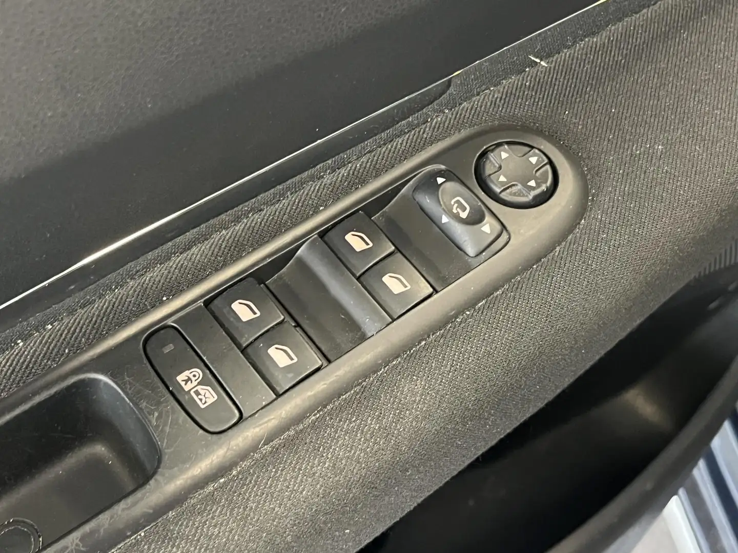 Peugeot 3008 1.6 THP Style met Trekhaak, Cruise Control, Panora Blauw - 2