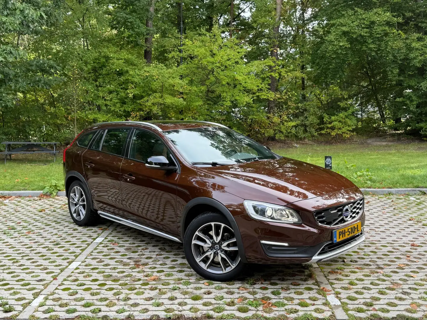 Volvo V60 Cross Country 2.0 T5 Polar+ Bruin - 1