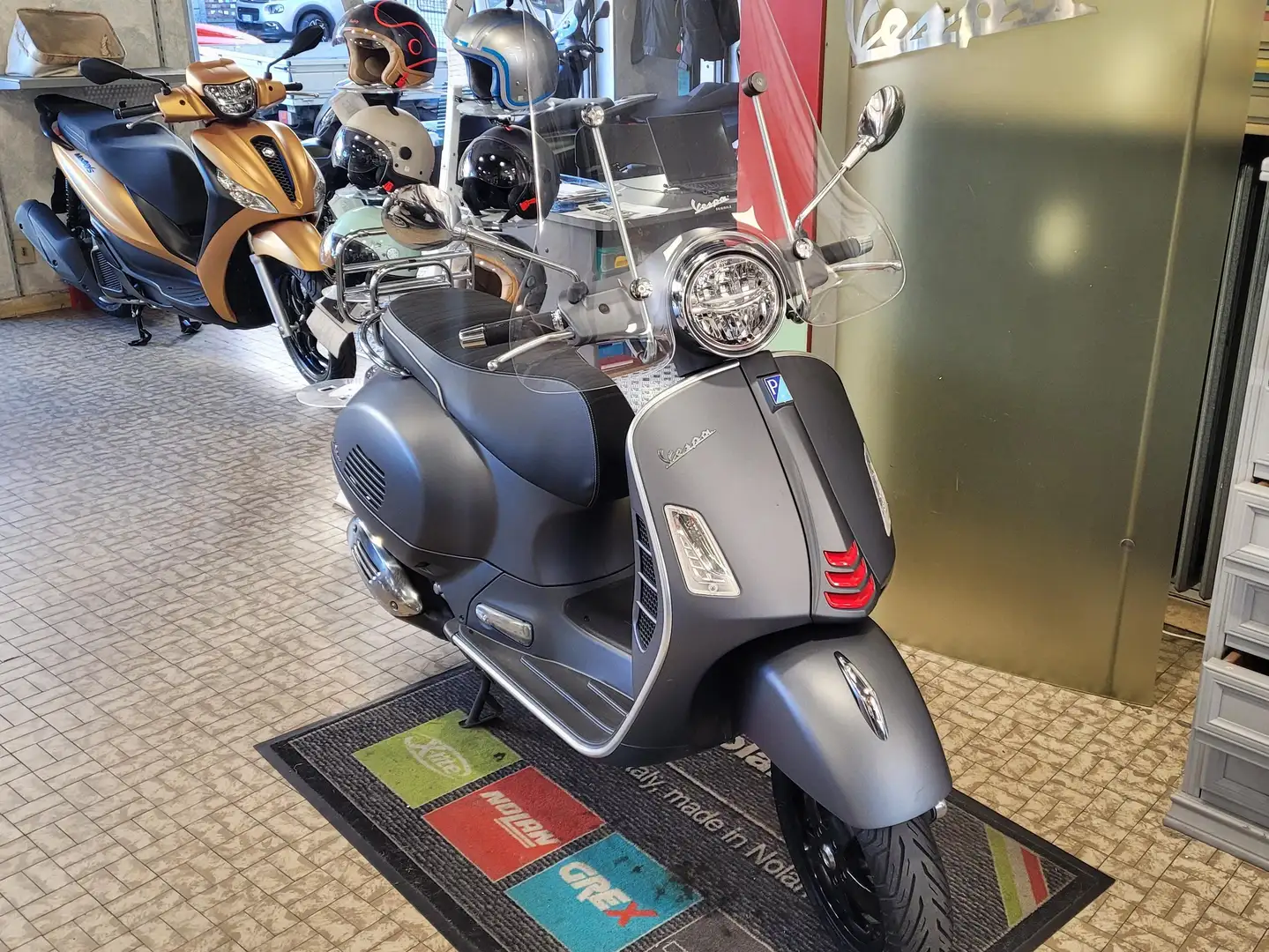 Vespa GTS Super Sport 300 Grigio - 2