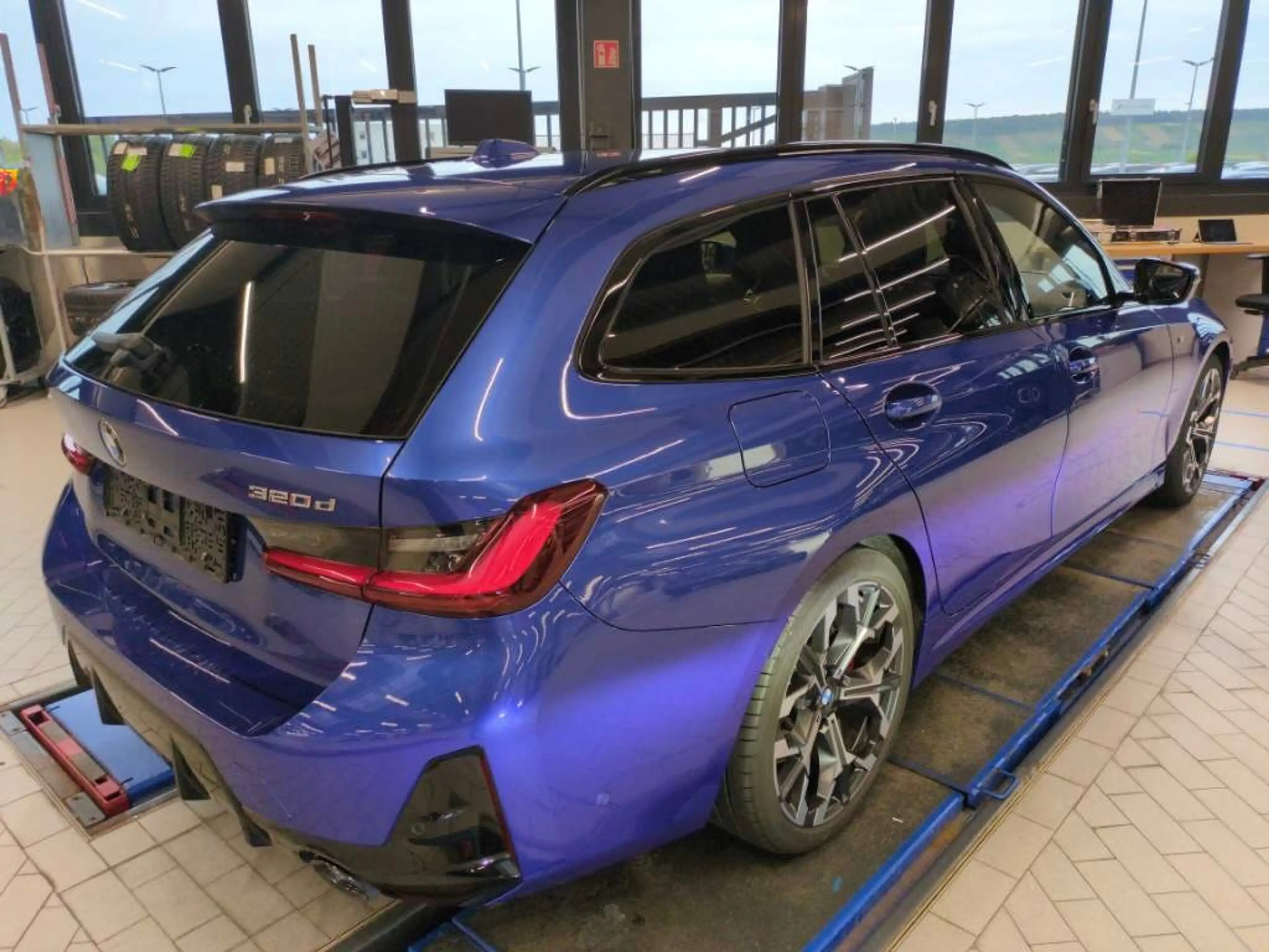 BMW 320 d xDrive M Sport PRO AHK/360°/HUD/KMFRTZGNG/19" — photo 2